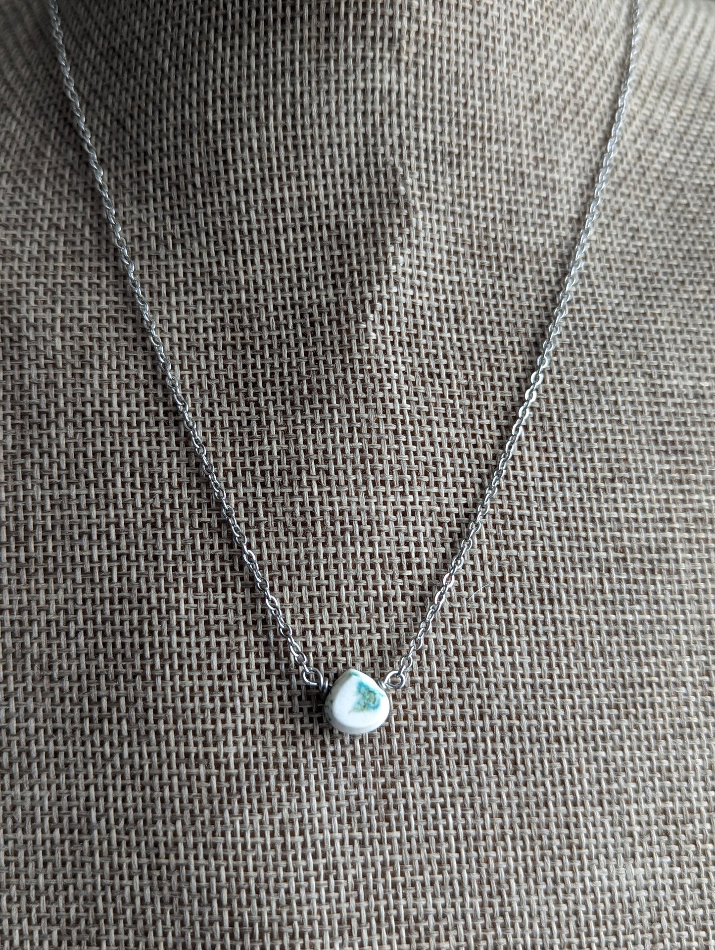 Mini colgante de lágrima de howlita turquesa en acero inoxidable
