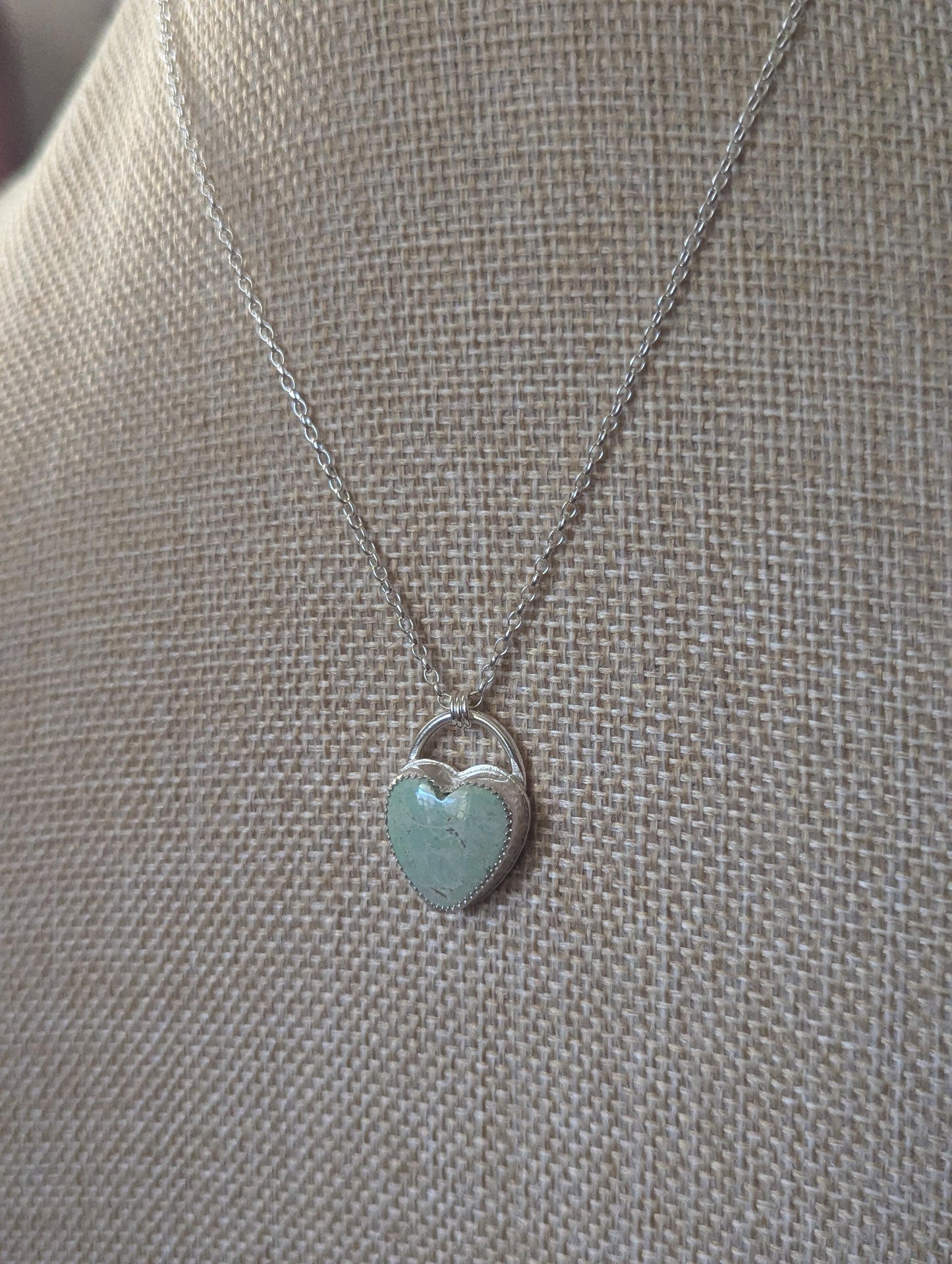 Collar de plata de ley con corazón de variscita