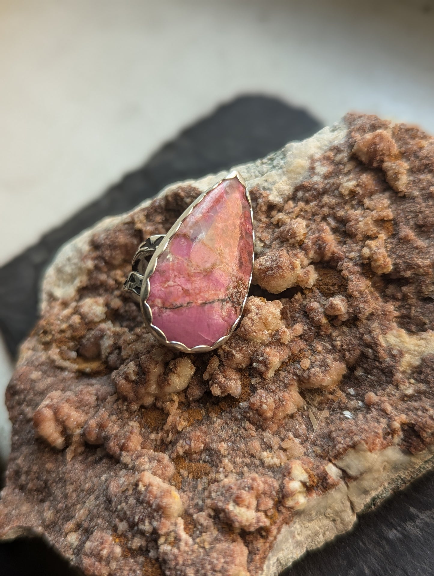 Anillo de plata de ley con forma de lágrima de cobalto y calcita - Talla 8