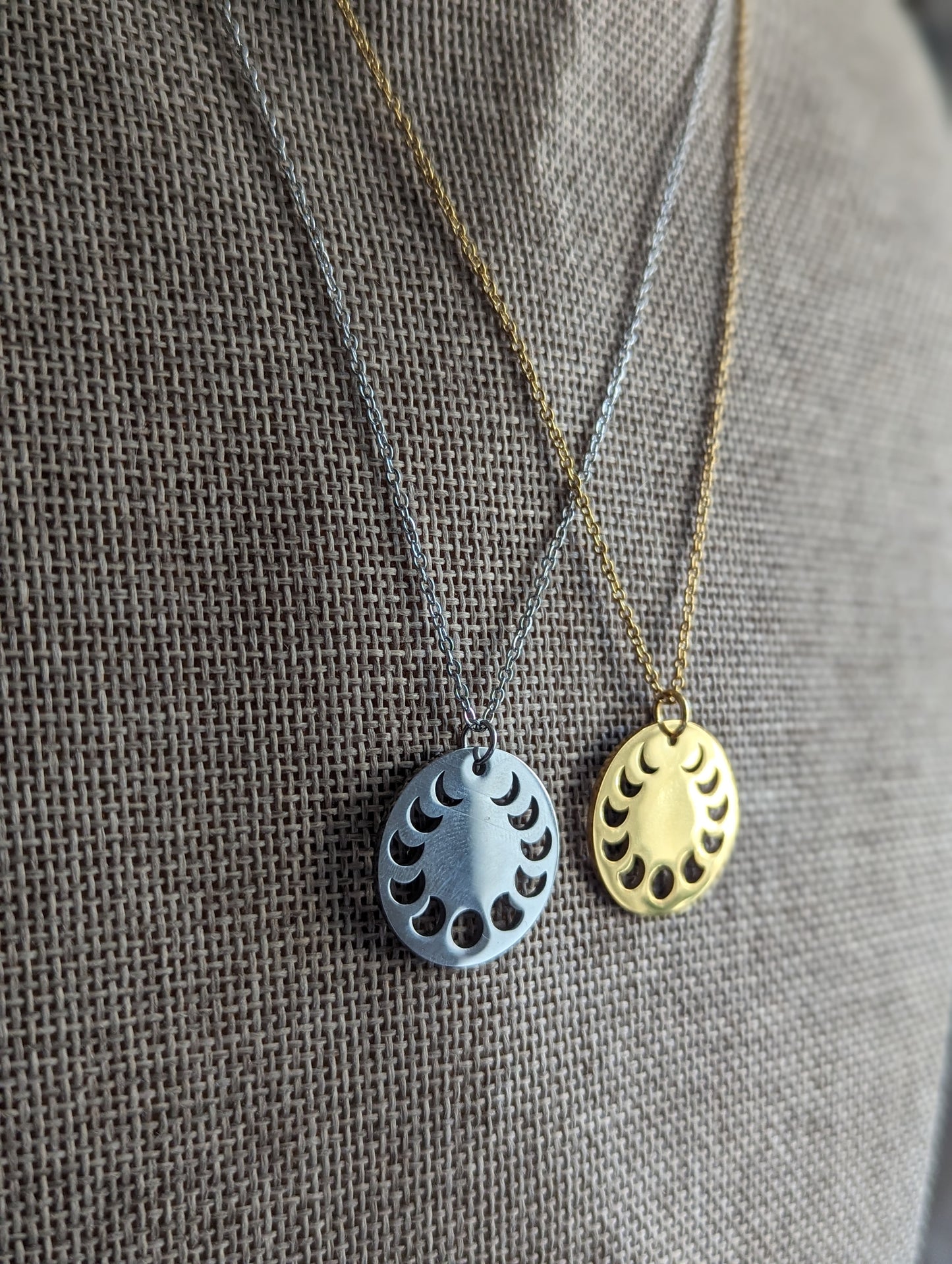 Collar talismán de fase lunar (oro o plata)