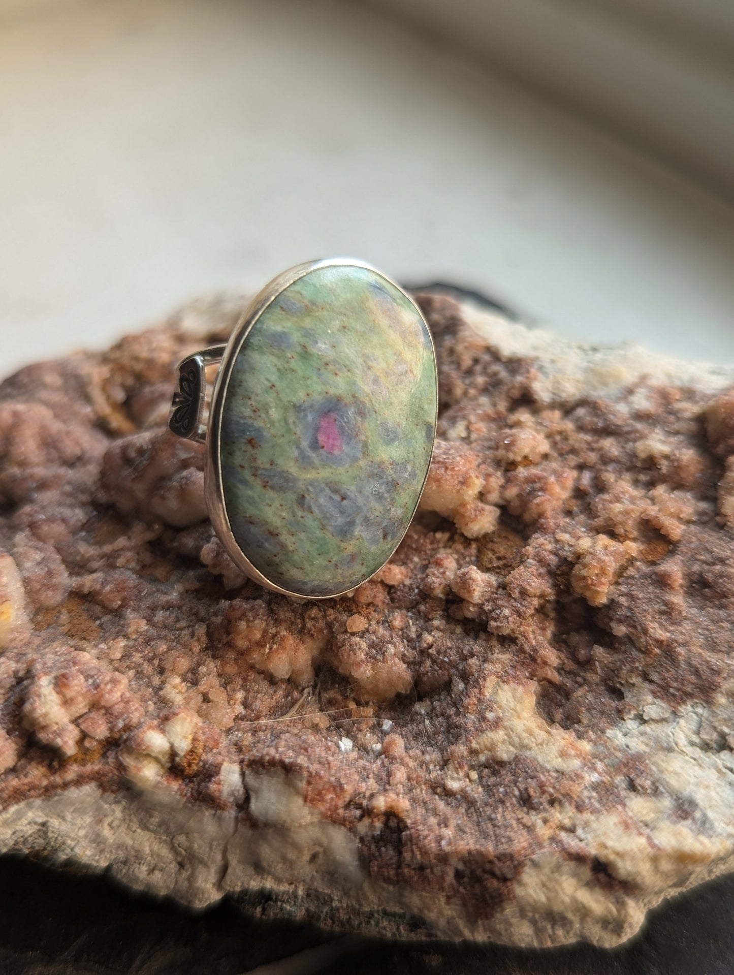 Anillo ovalado de plata de ley con rubí y fucsita - Talla 8