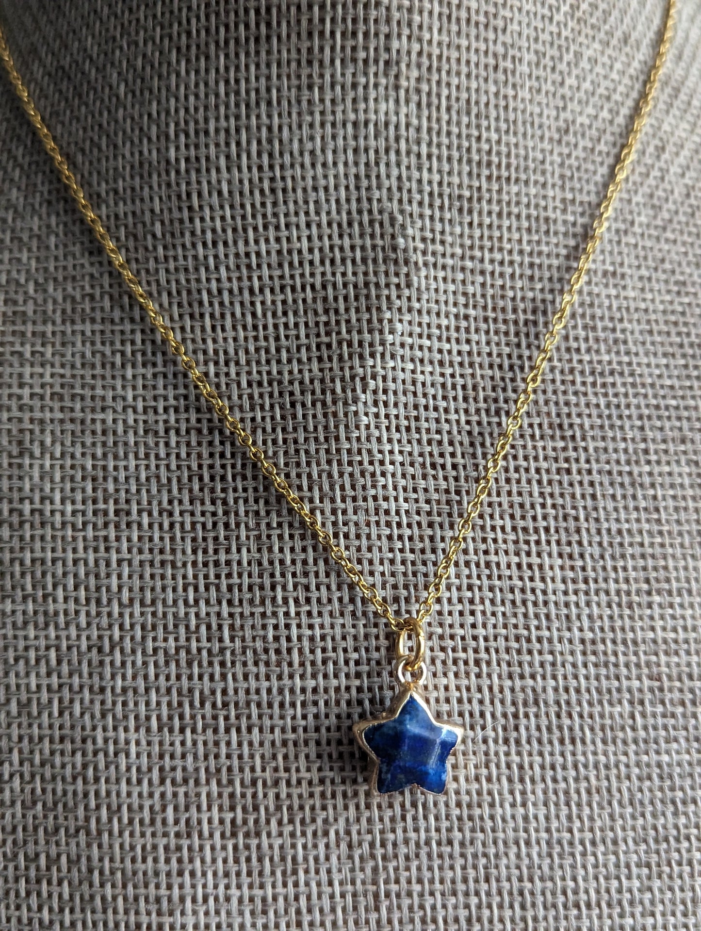 Collar de acero inoxidable dorado con estrella de piedras preciosas