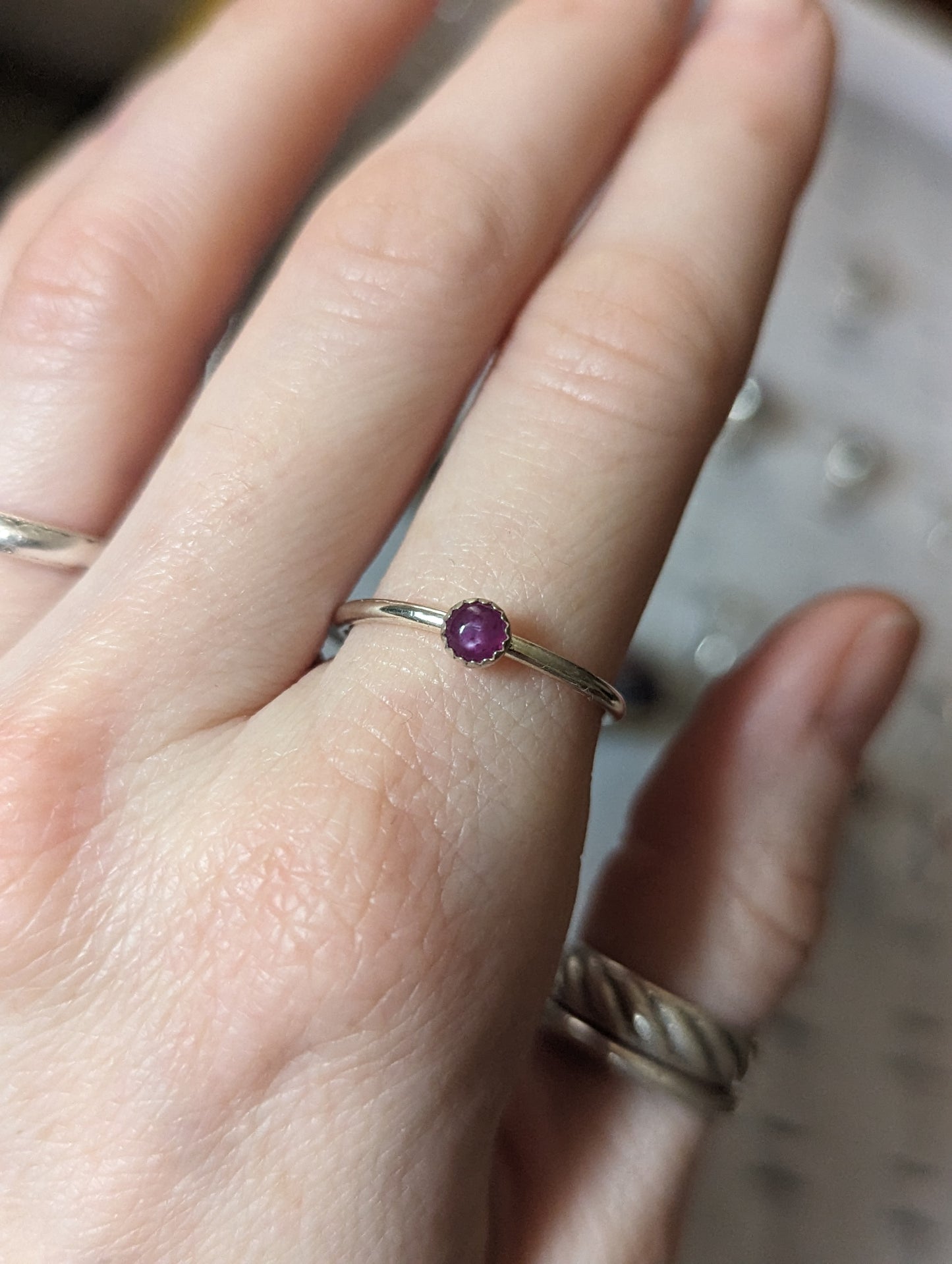 Anillo de zafiro rosa de 4 mm en plata de ley (varios tamaños disponibles)