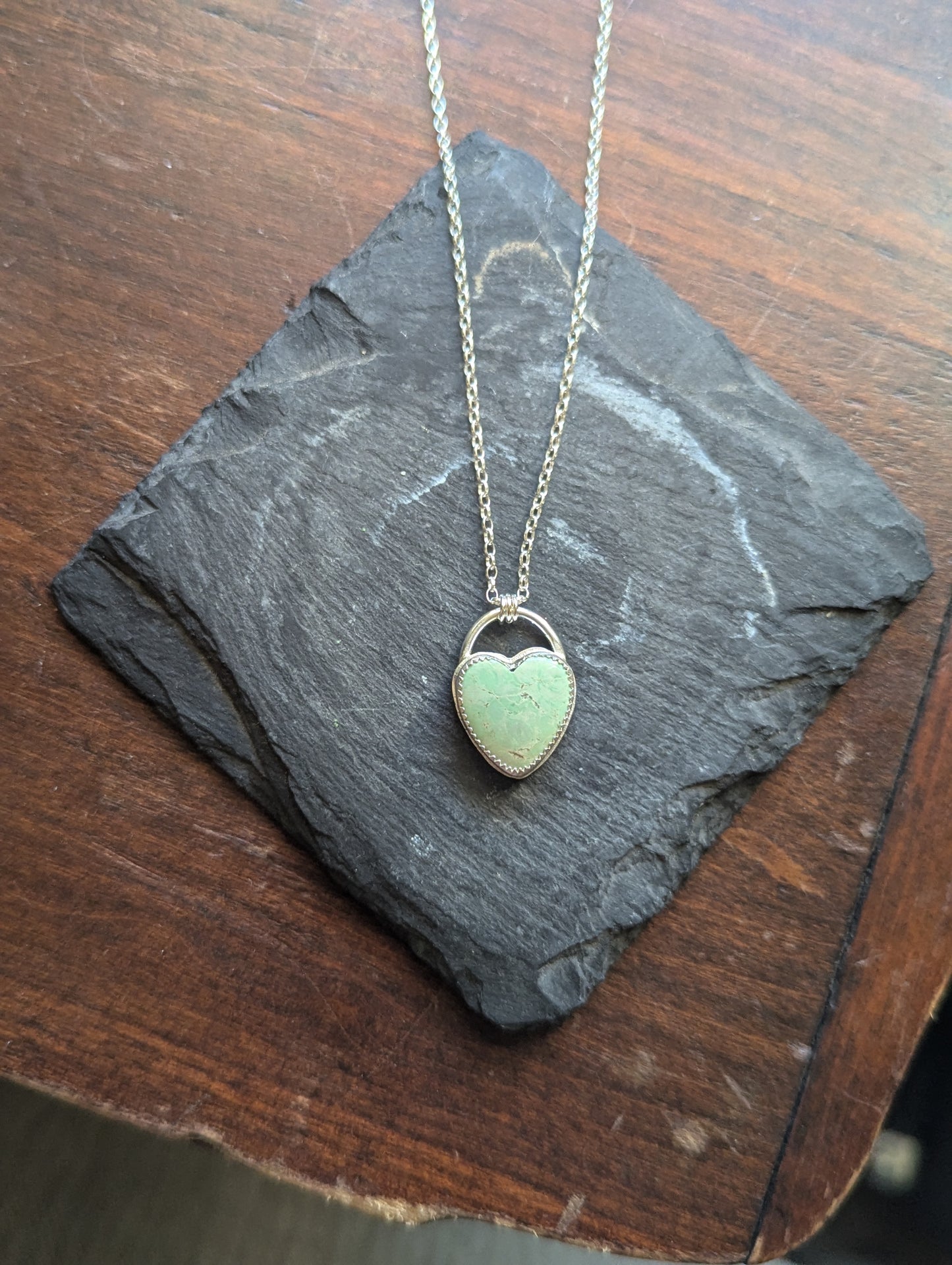 Collar de plata de ley con corazón de variscita