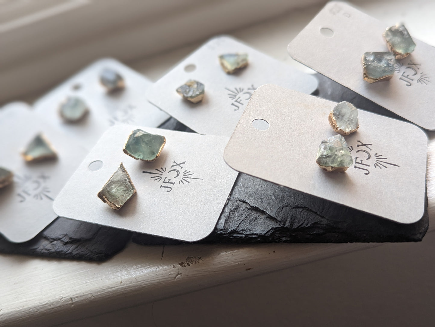 Pendientes de piedras preciosas en bruto (varios estilos disponibles)