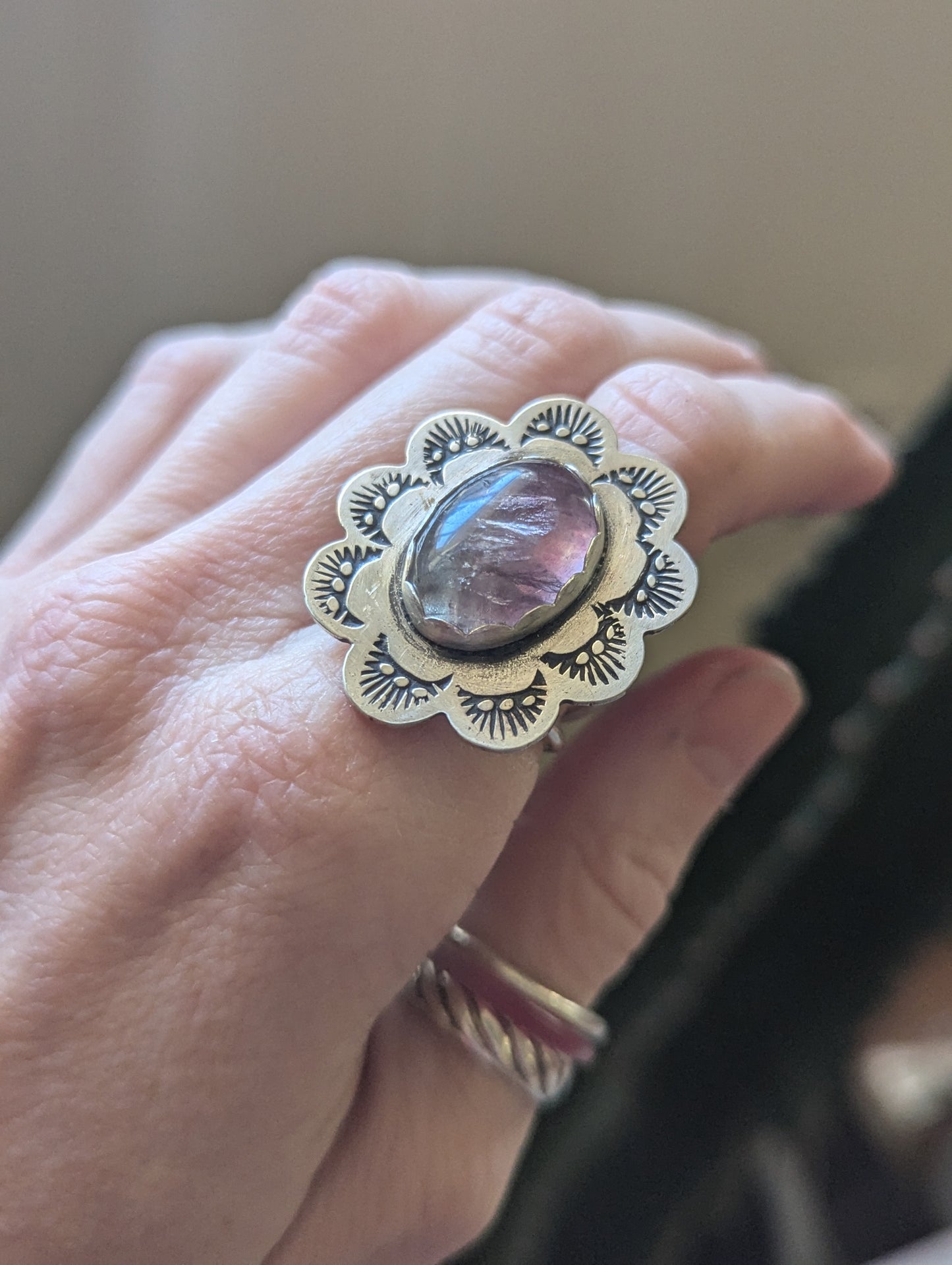 Anillo de plata de ley con flor de fluorita - Talla 7.5