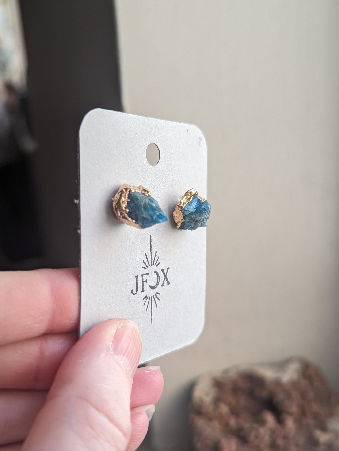 Pendientes de piedras preciosas en bruto (varios estilos disponibles)