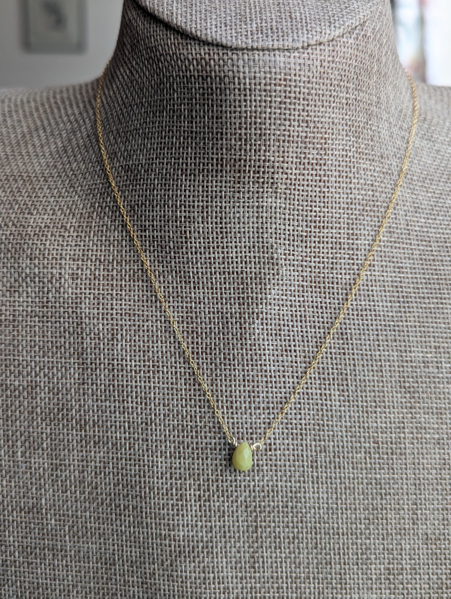Colgante de lágrima de jade amarillo sobre oro de 14 k