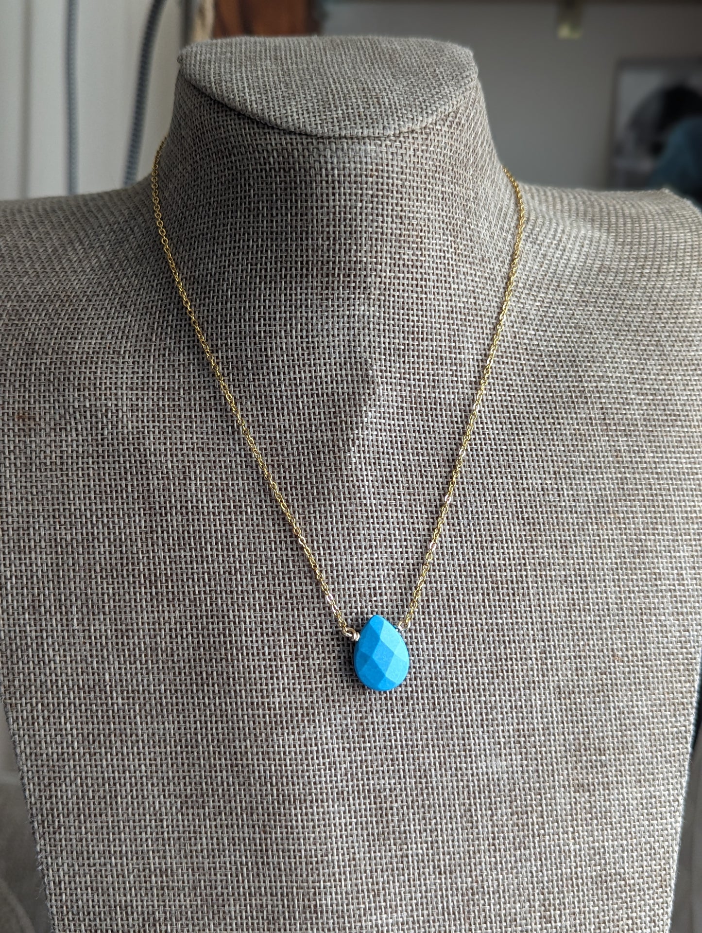 Collar de lágrima de howlita turquesa facetada (plata u oro)