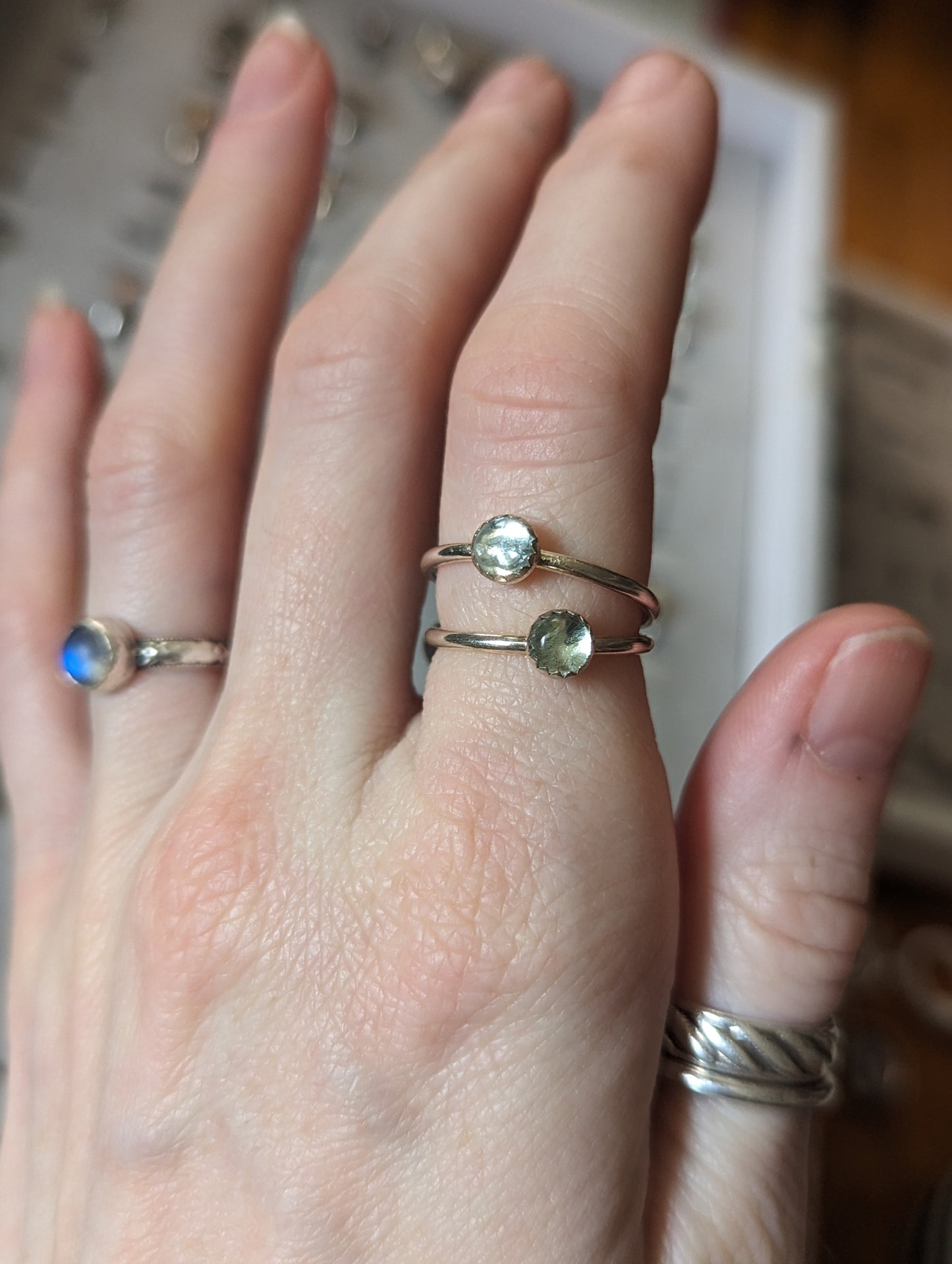 Anillos apilables de plata con aguamarina clara de 5 mm (varios tamaños disponibles) MTO