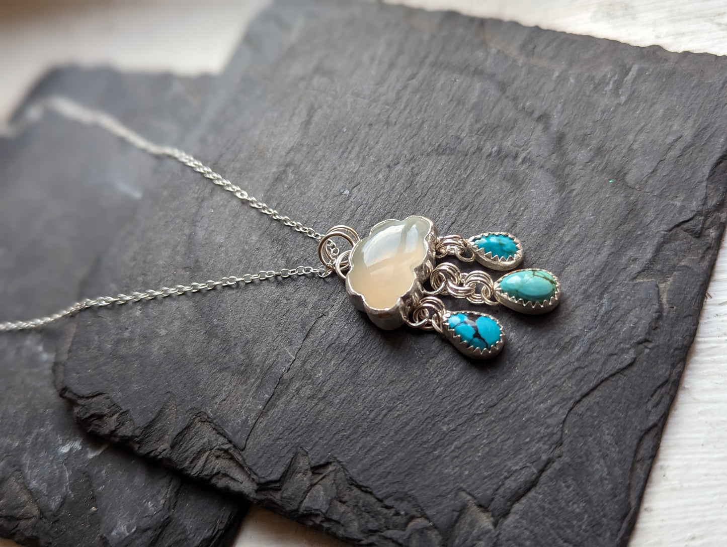Collar de plata de ley con gotas de piedra lunar y turquesa (MTO)