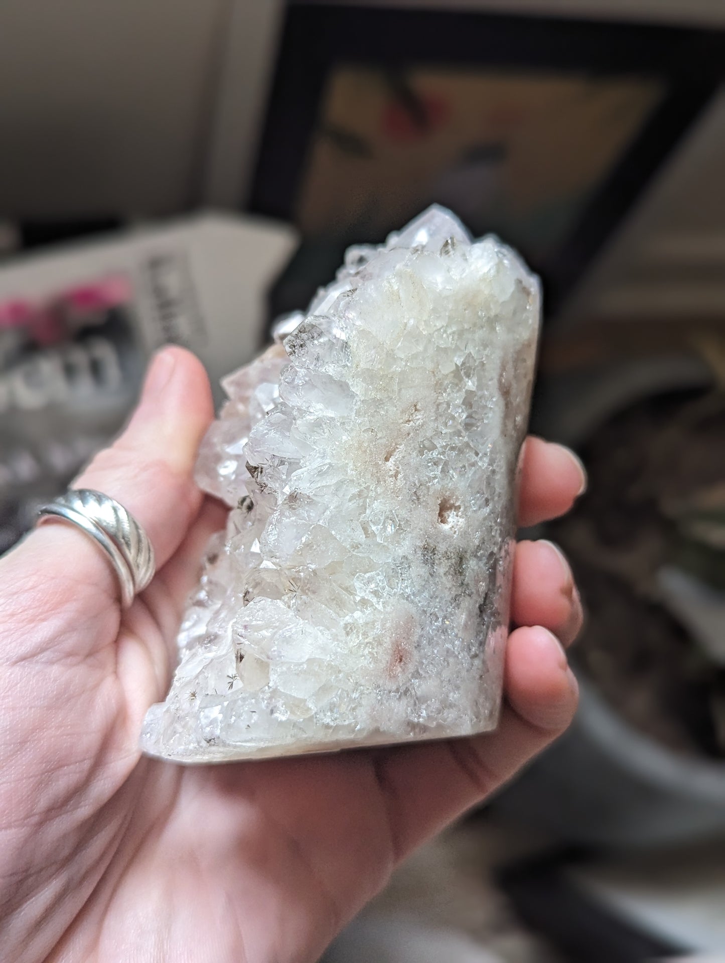 Huevo de cristal druzy de bolsillo pulido
