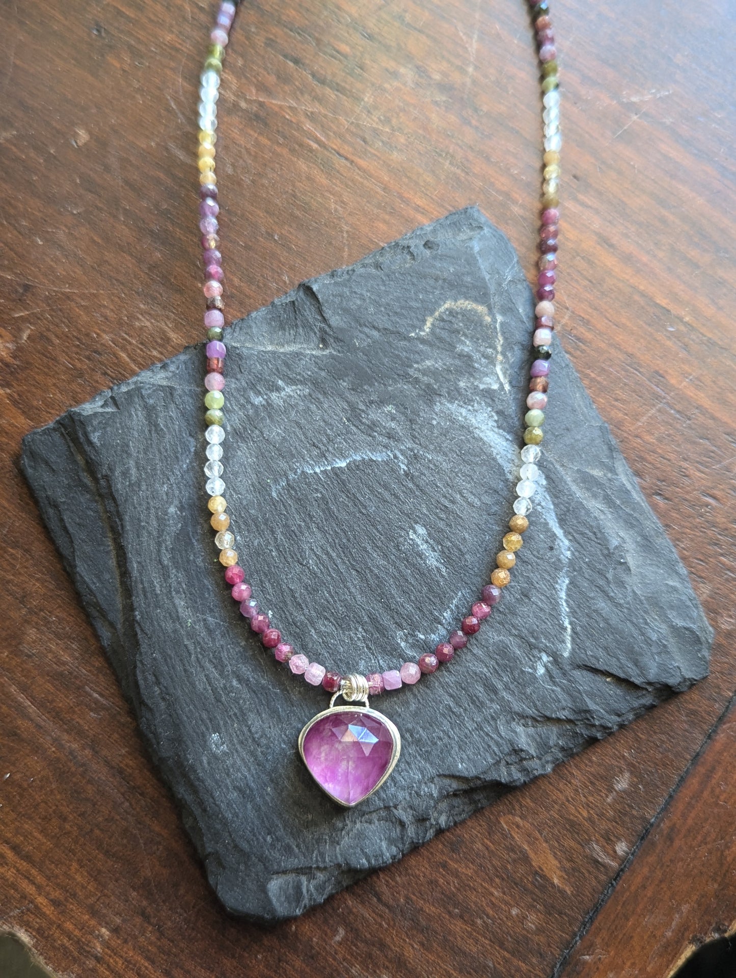 Collar de cuentas de rubí y turmalina