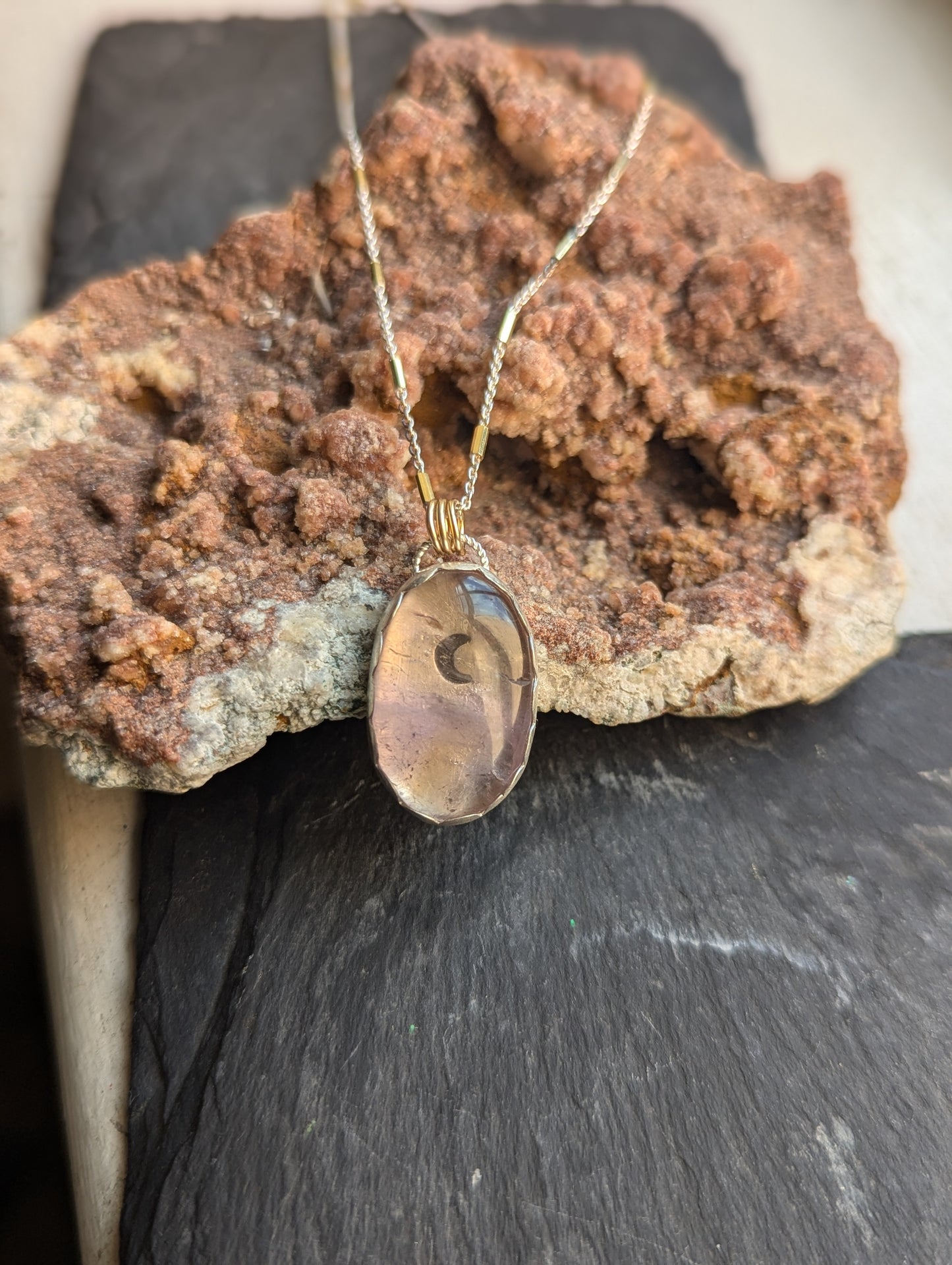 Collar de metal mixto con luna creciente de ametrino