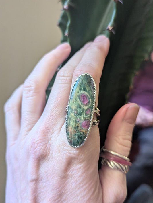 Anillo ovalado largo de plata de ley con rubí y fucsita - Talla 8.5