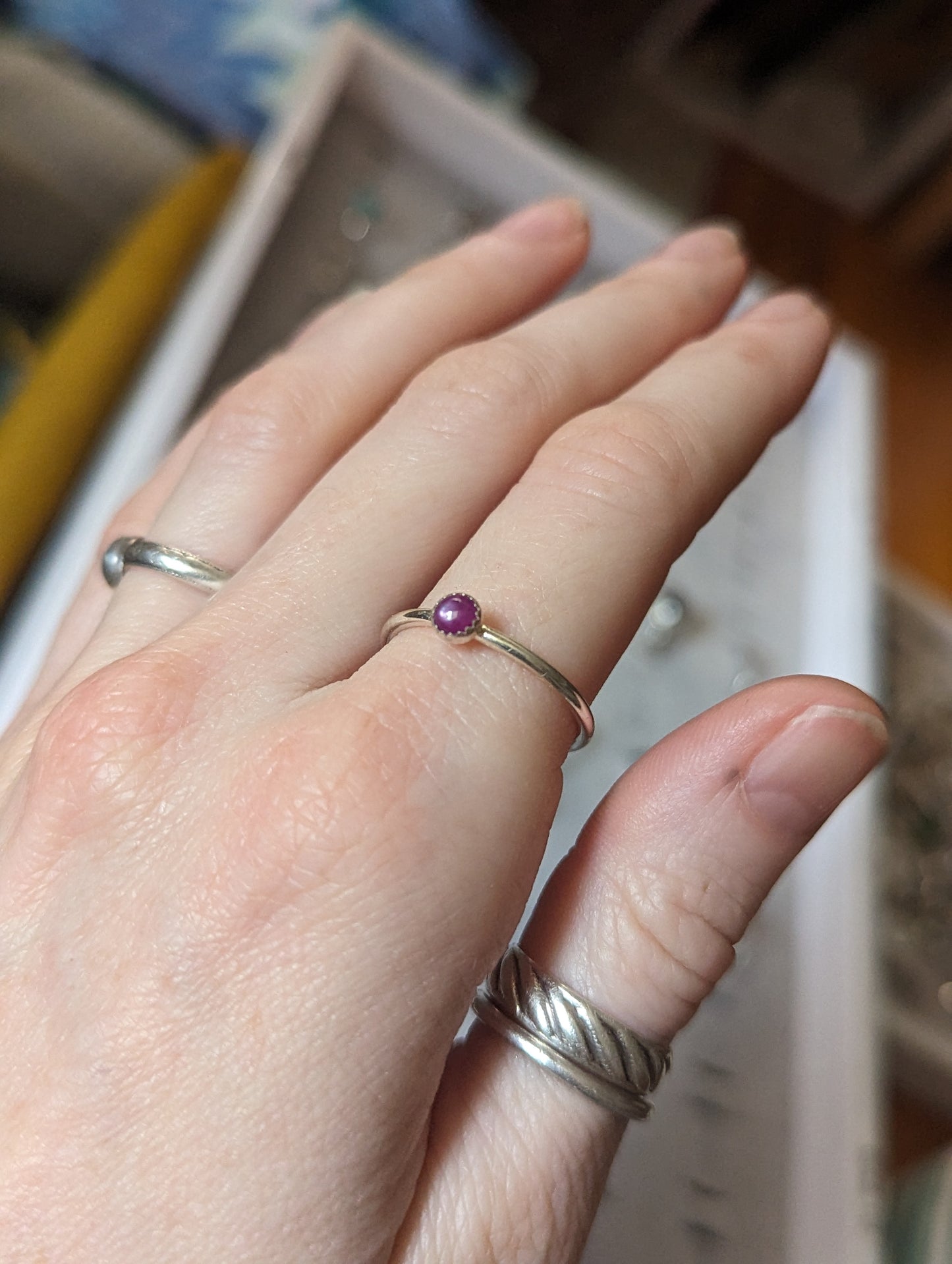 Anillo de zafiro rosa de 4 mm en plata de ley (varios tamaños disponibles)