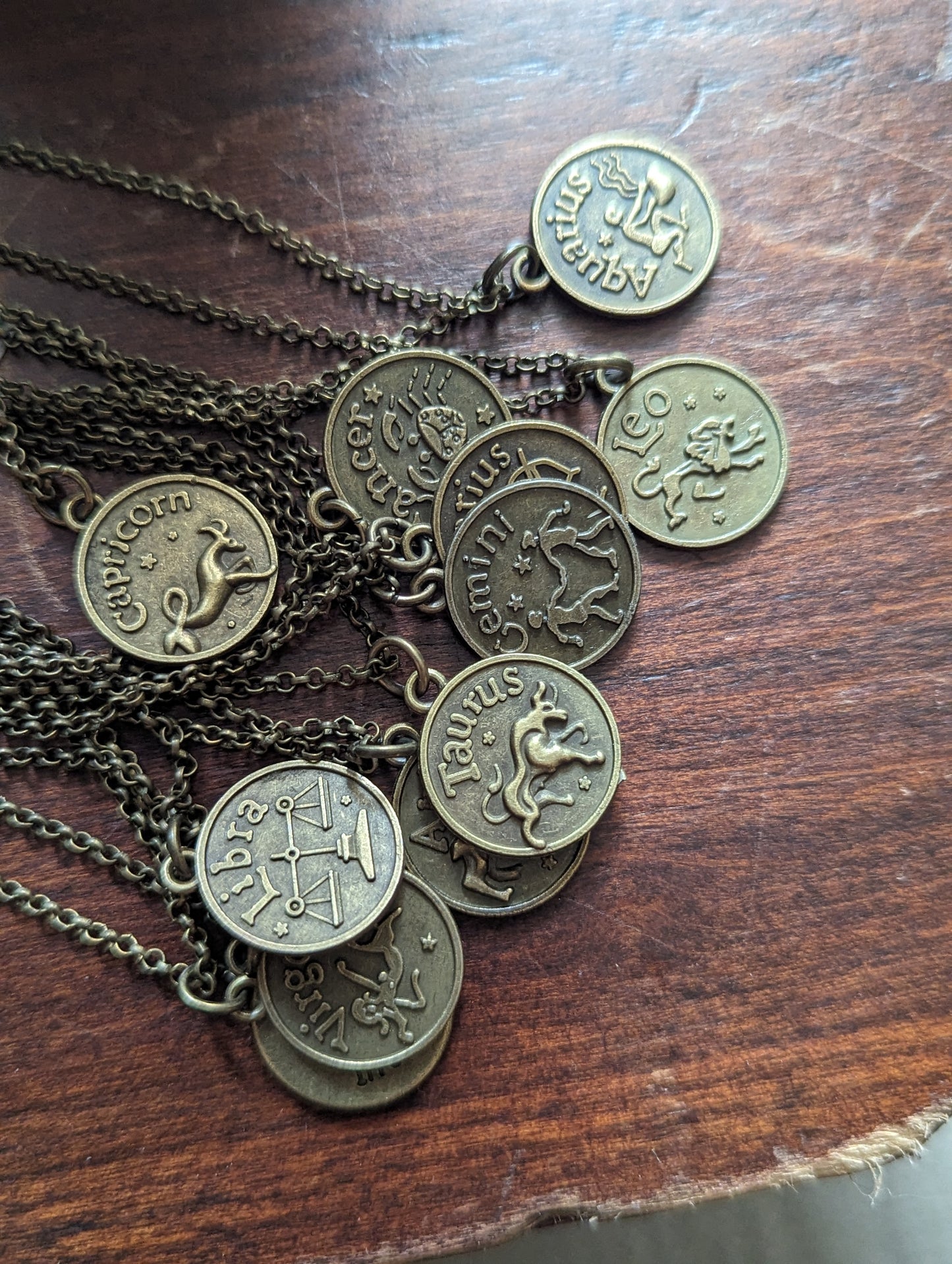 Colgantes de latón del zodiaco de doble cara
