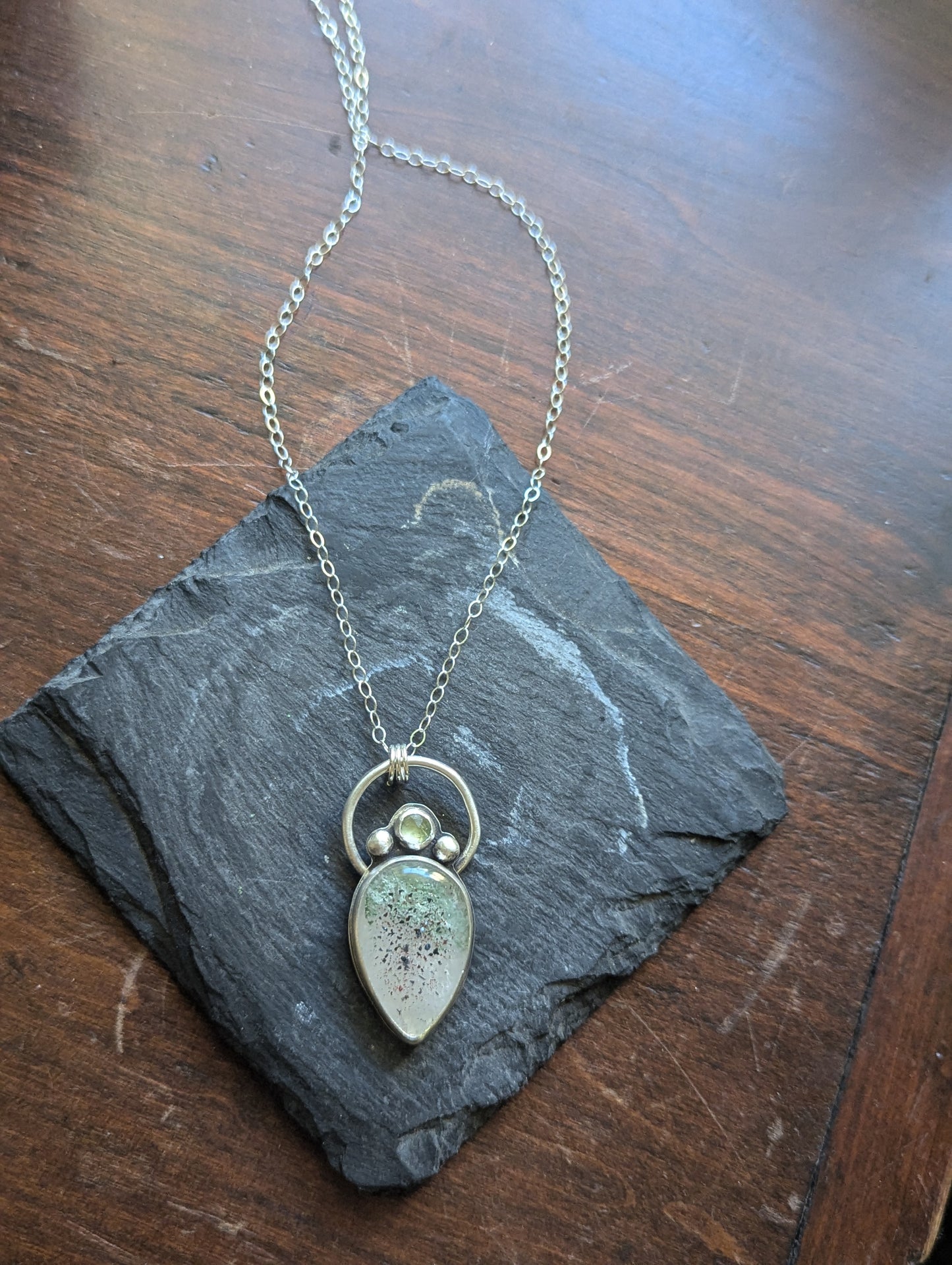 Collar de plata de ley con lodolita y cianita verde