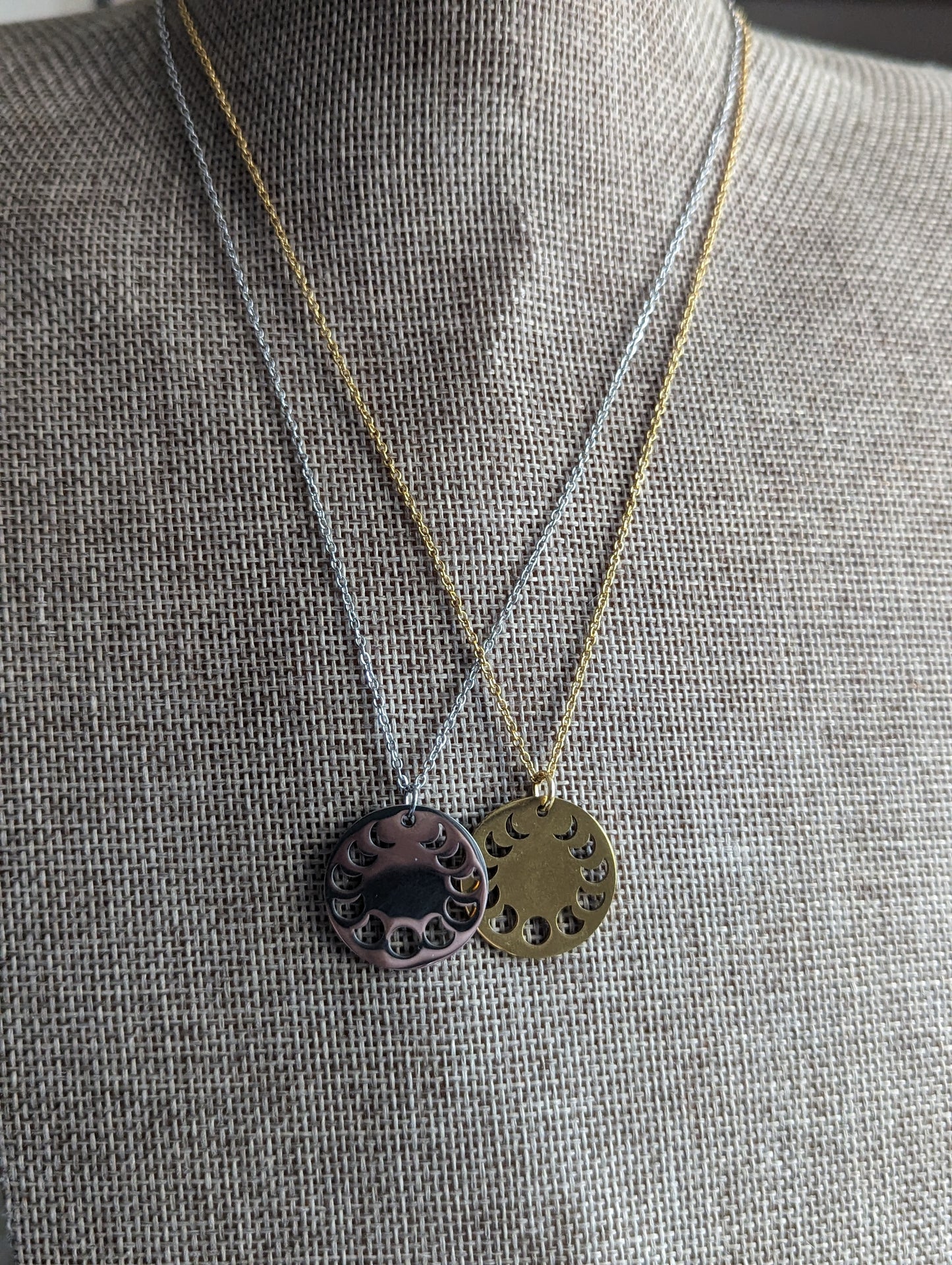 Collar talismán de fase lunar (oro o plata)