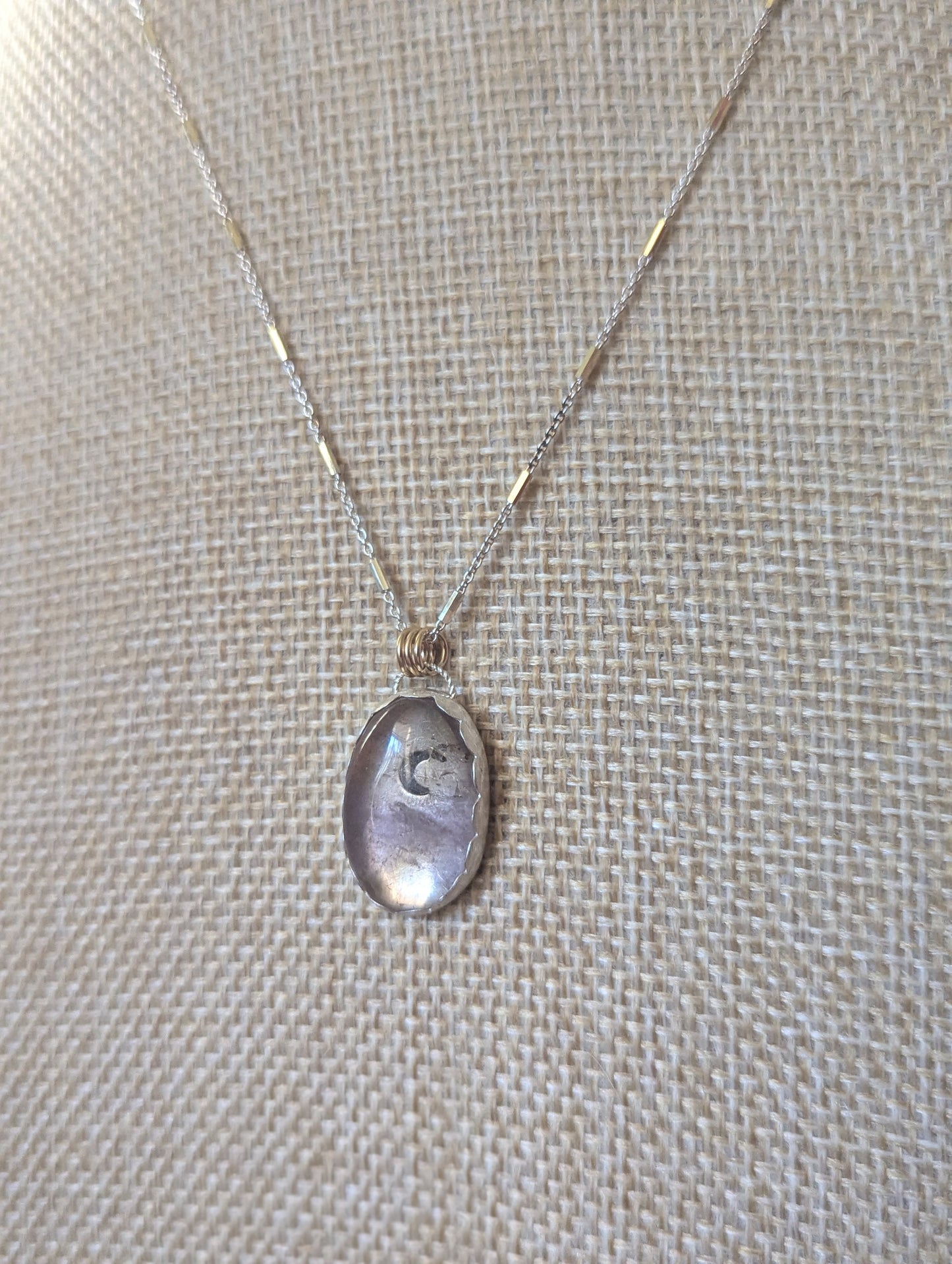 Collar de metal mixto con luna creciente de ametrino