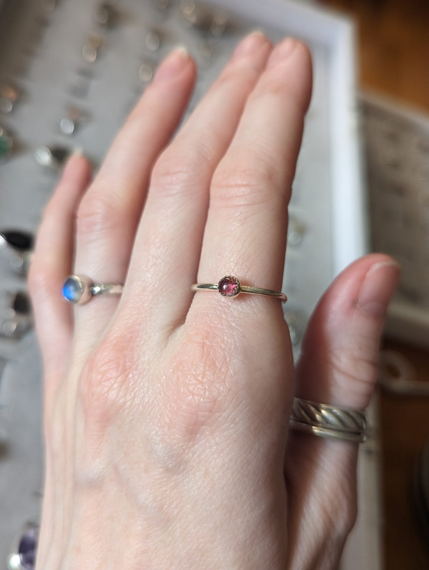 Anillo apilable de turmalina rosa de 4 mm (varios tamaños disponibles)