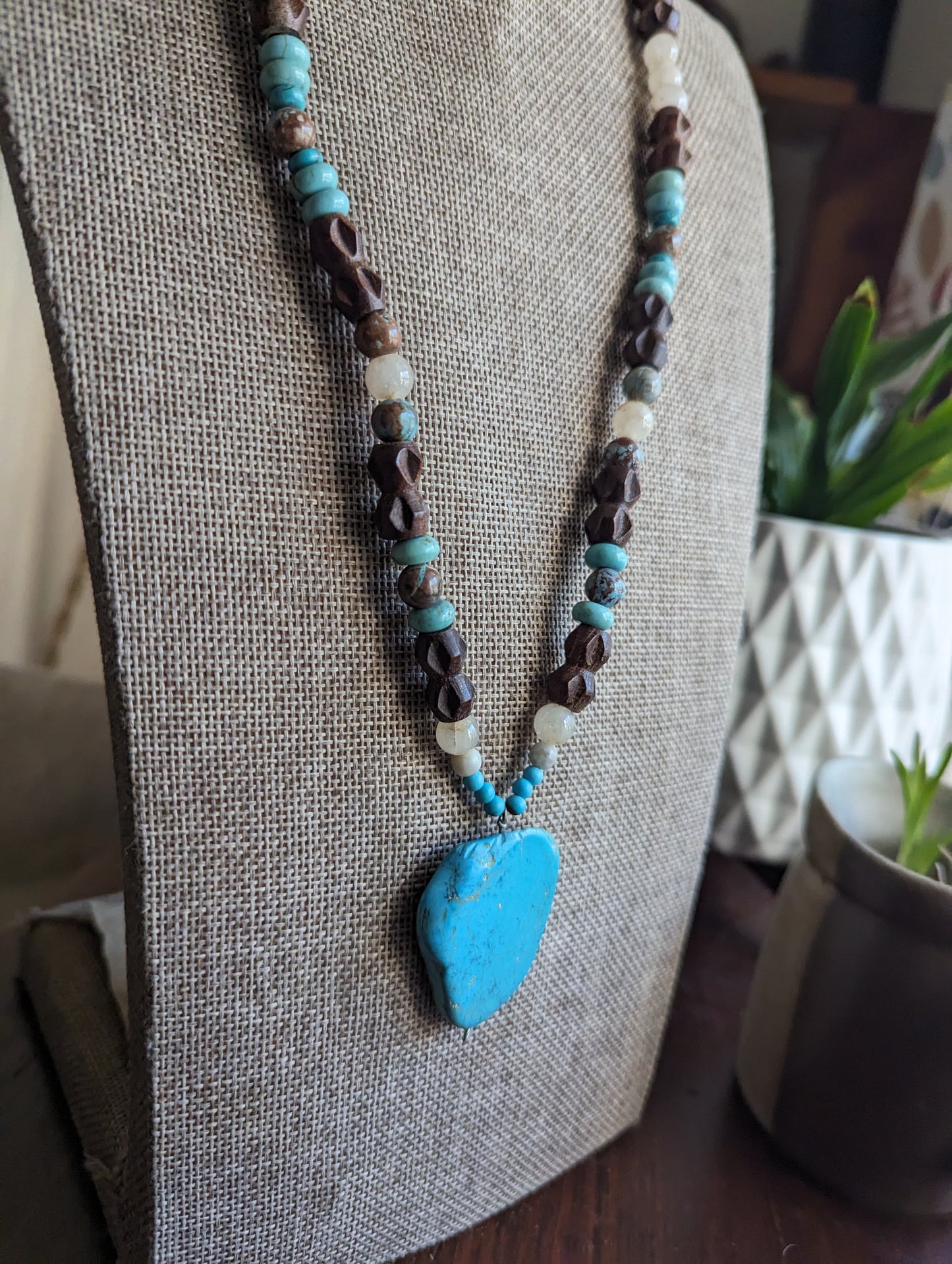 Collar llamativo de howlita turquesa, ágata azul intenso y madera