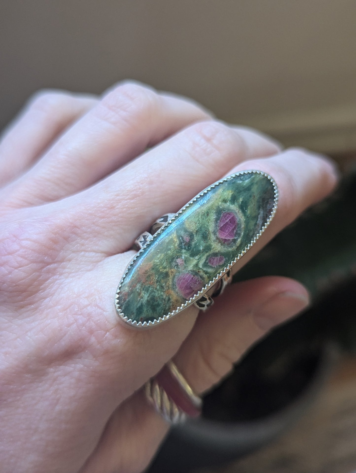 Anillo ovalado largo de plata de ley con rubí y fucsita - Talla 8.5