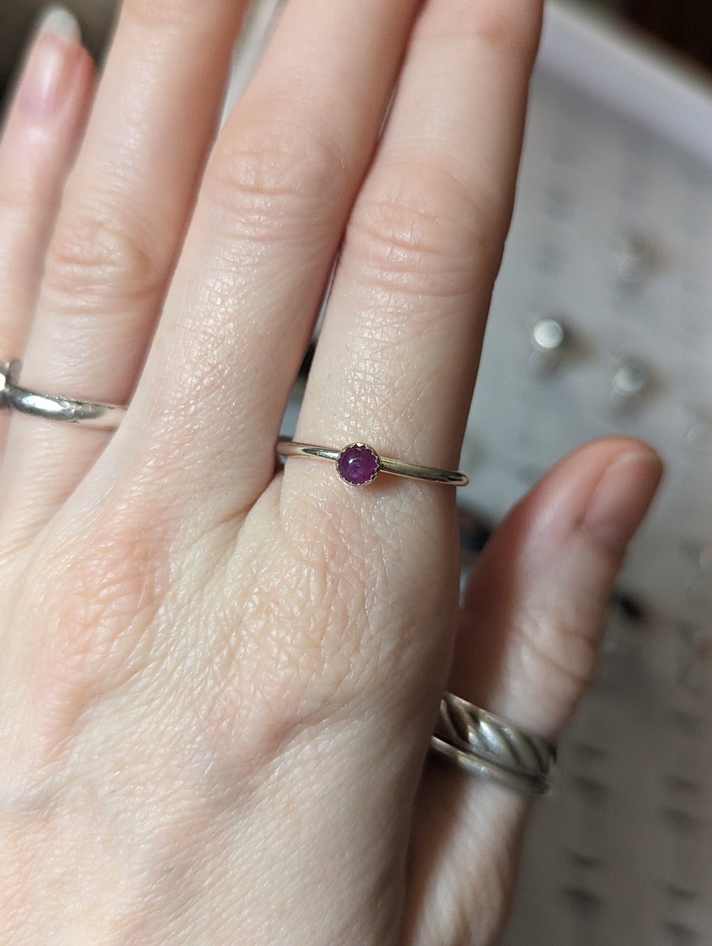 Anillo de zafiro rosa de 4 mm en plata de ley (varios tamaños disponibles)