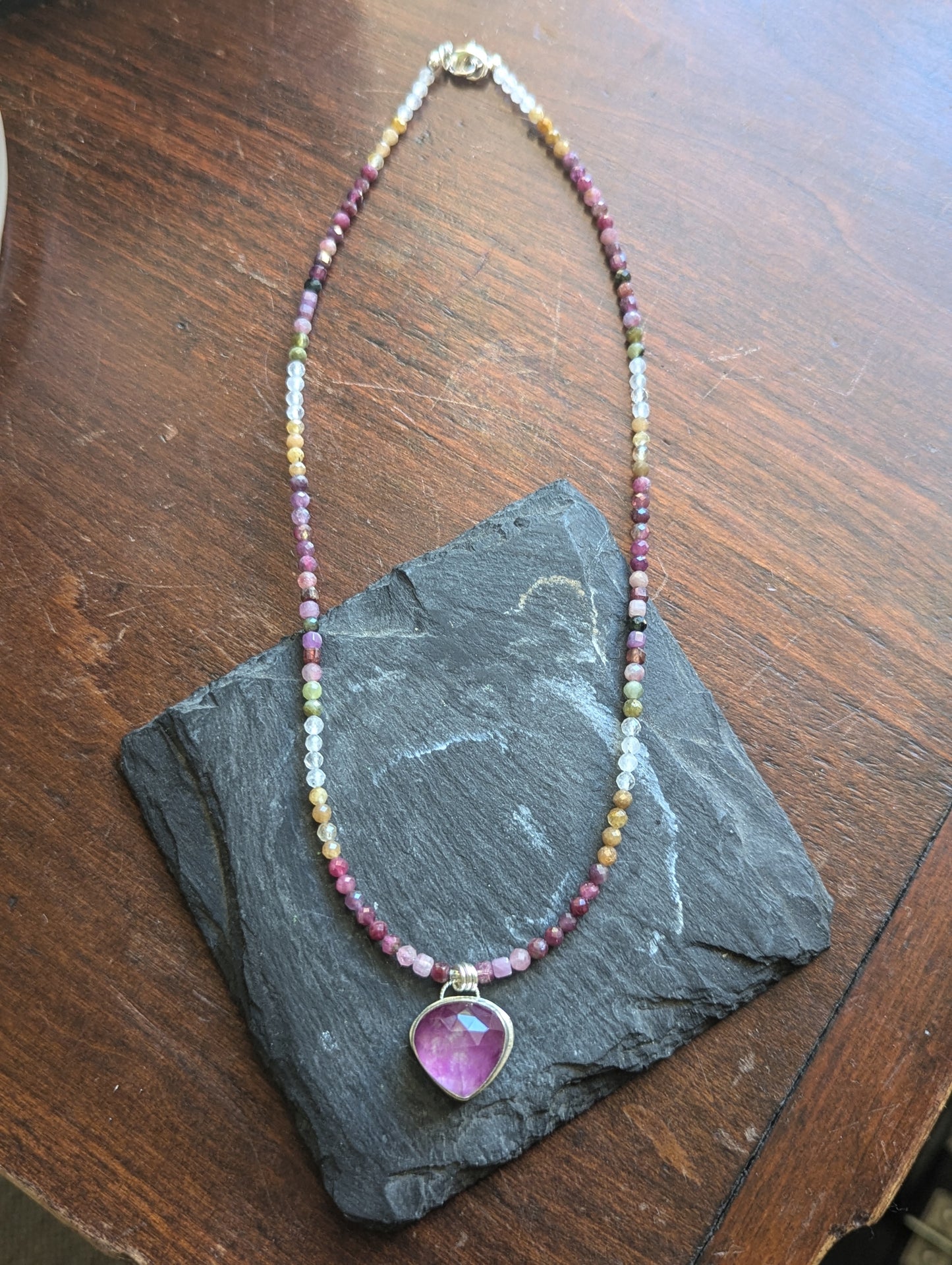 Collar de cuentas de rubí y turmalina