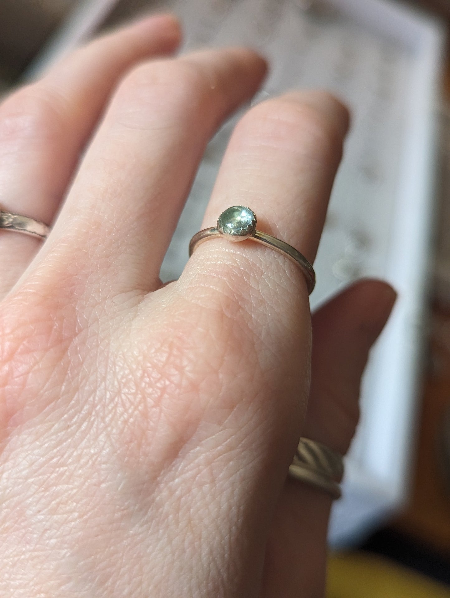 Anillos apilables de plata con aguamarina clara de 5 mm (varios tamaños disponibles) MTO