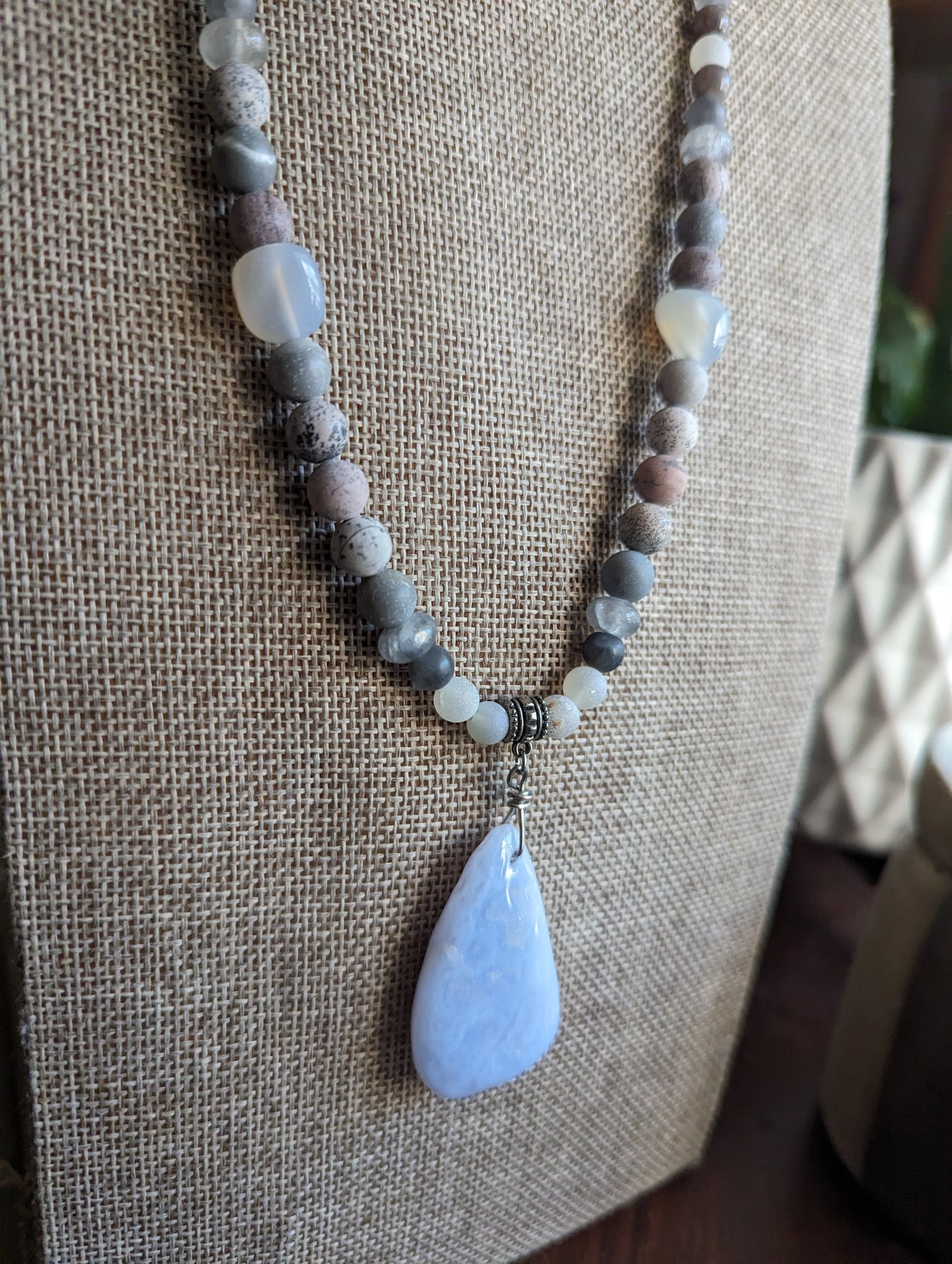 Collar llamativo de jaspe artístico y ágata de encaje azul