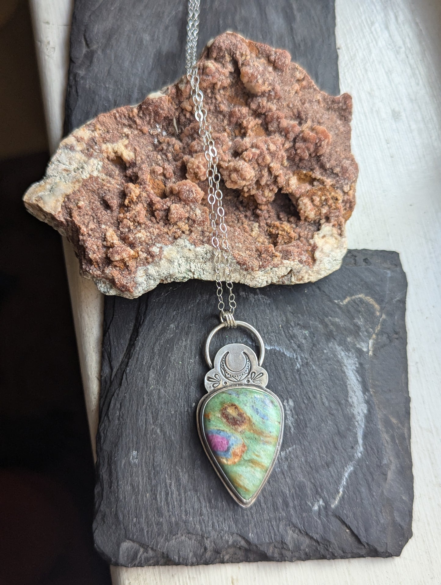 Collar de luna creciente con fucsita rubí