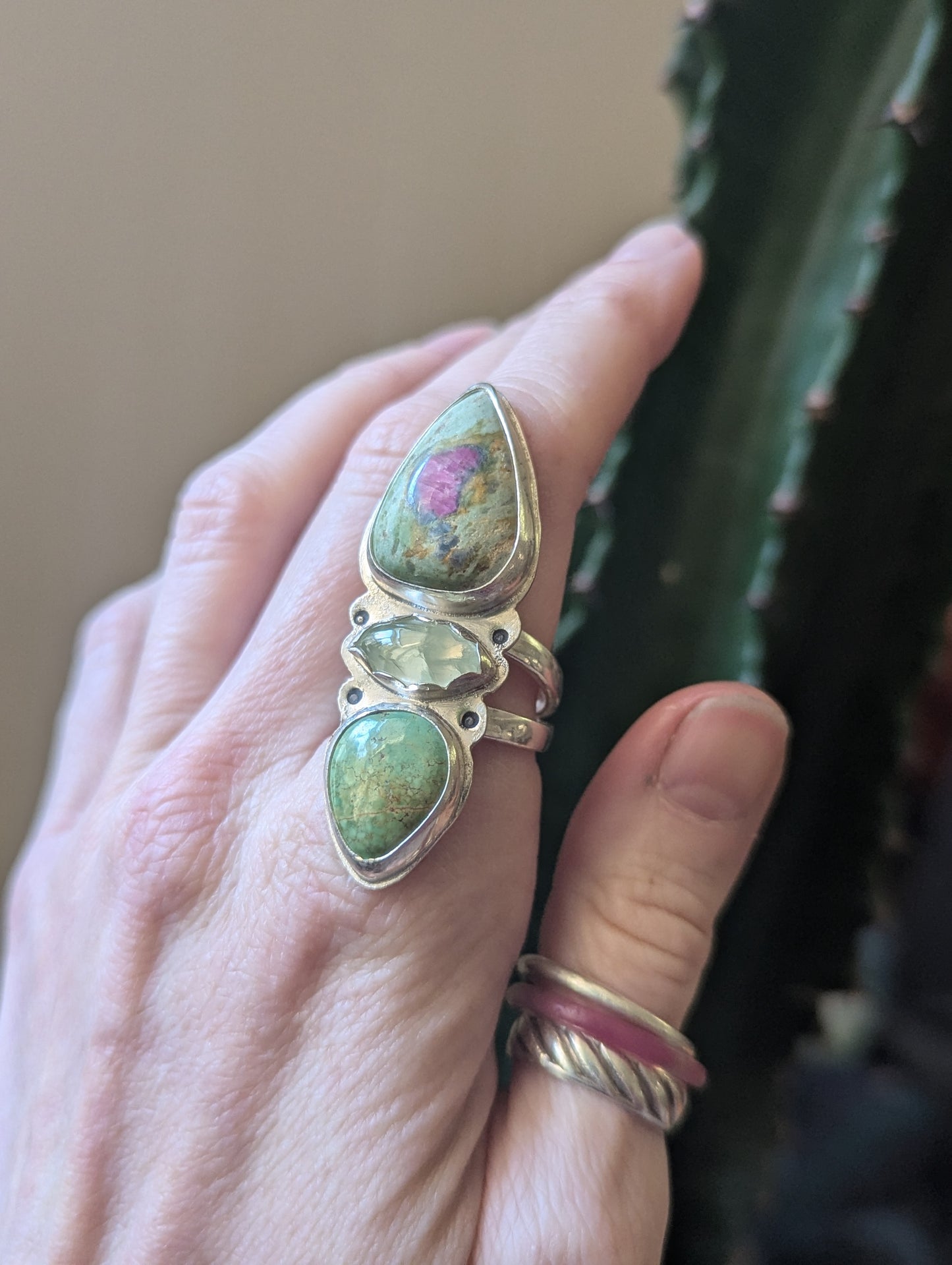 Anillo de plata de ley con rubí, fucsita, prehnita y turquesa - Talla 9