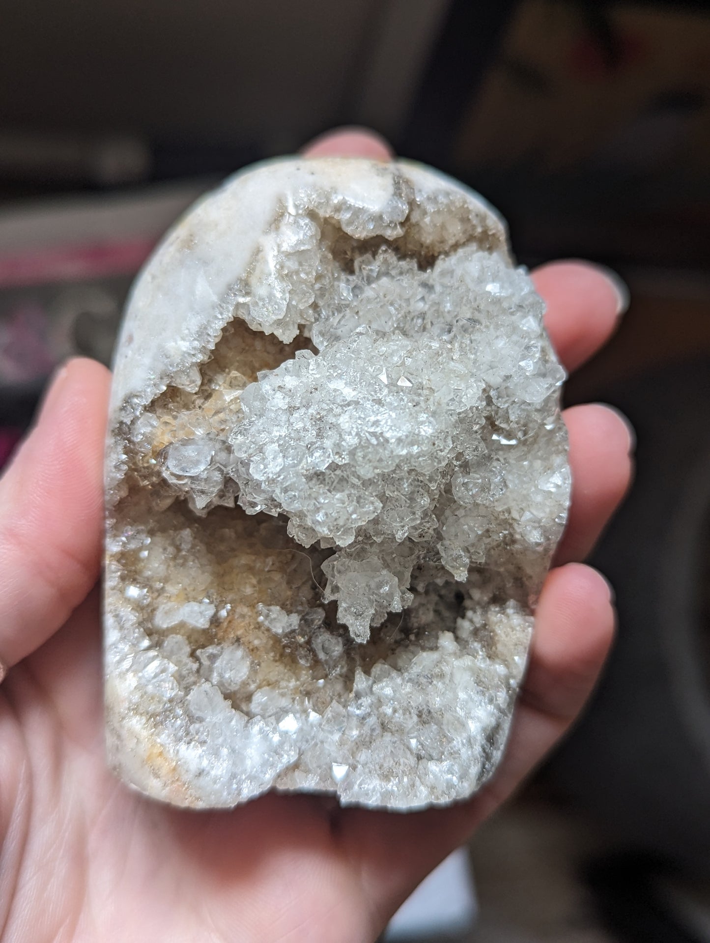 Huevo de cuarzo cristalino Druzy de bolsillo pulido