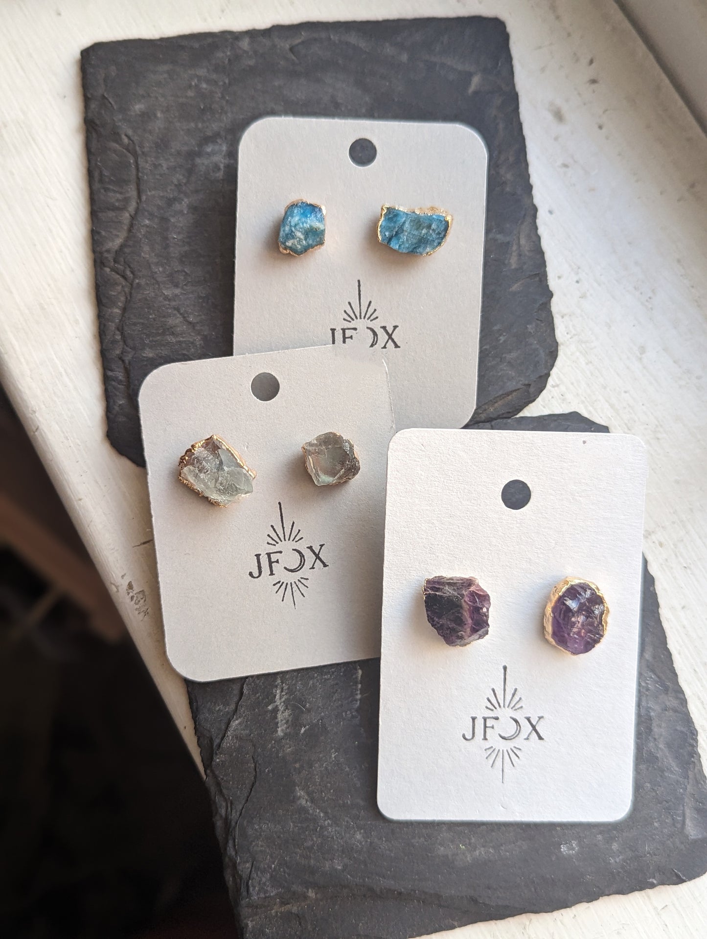 Pendientes de piedras preciosas en bruto (varios estilos disponibles)