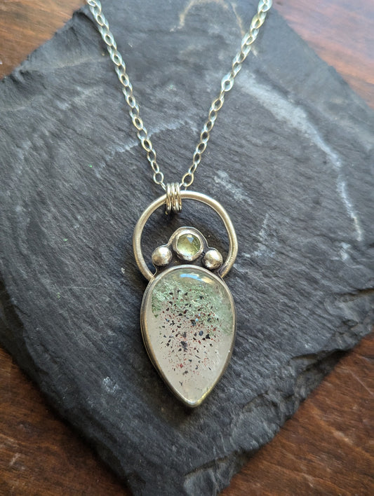 Collar de plata de ley con lodolita y cianita verde
