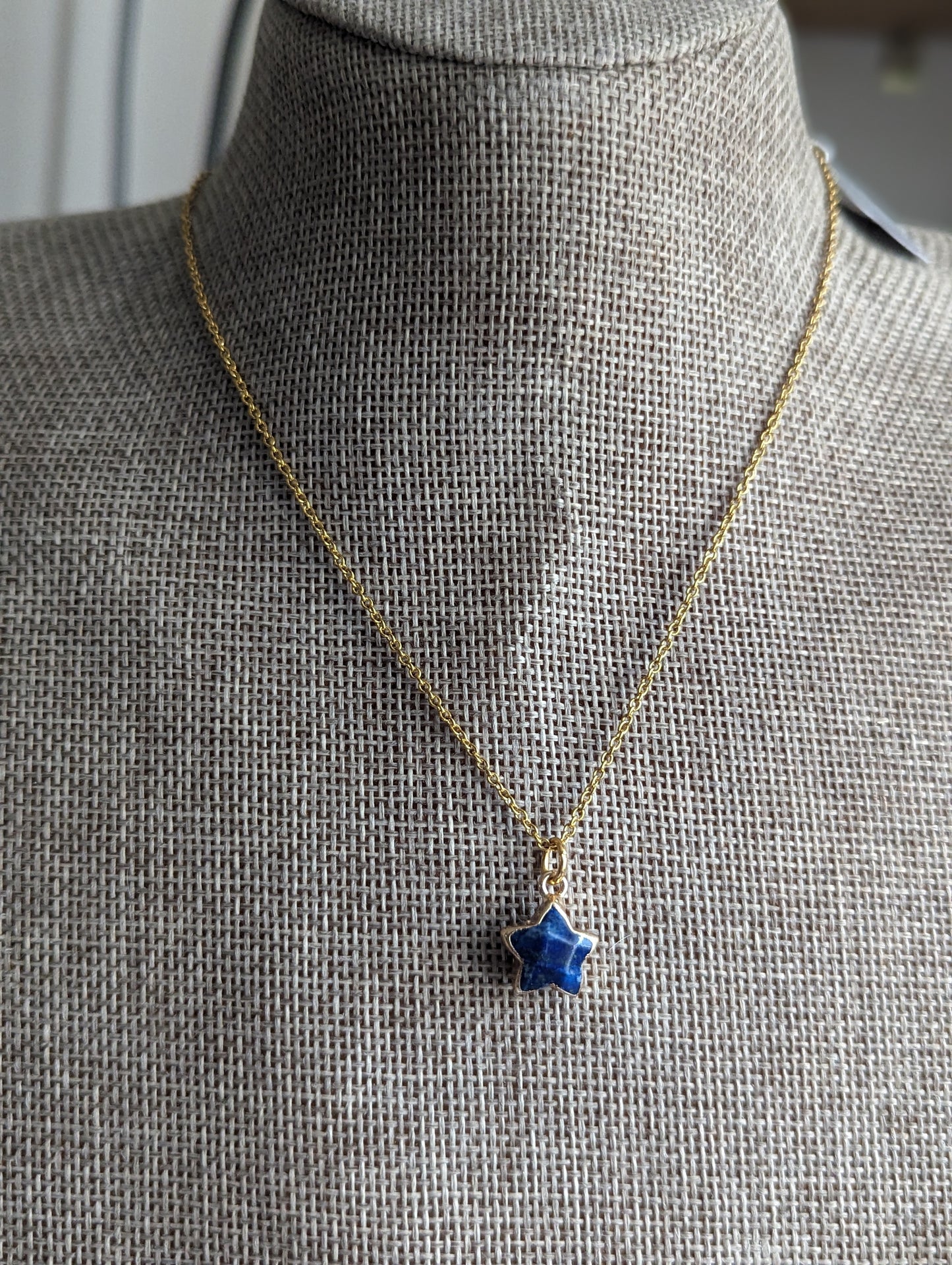 Collar de acero inoxidable dorado con estrella de piedras preciosas