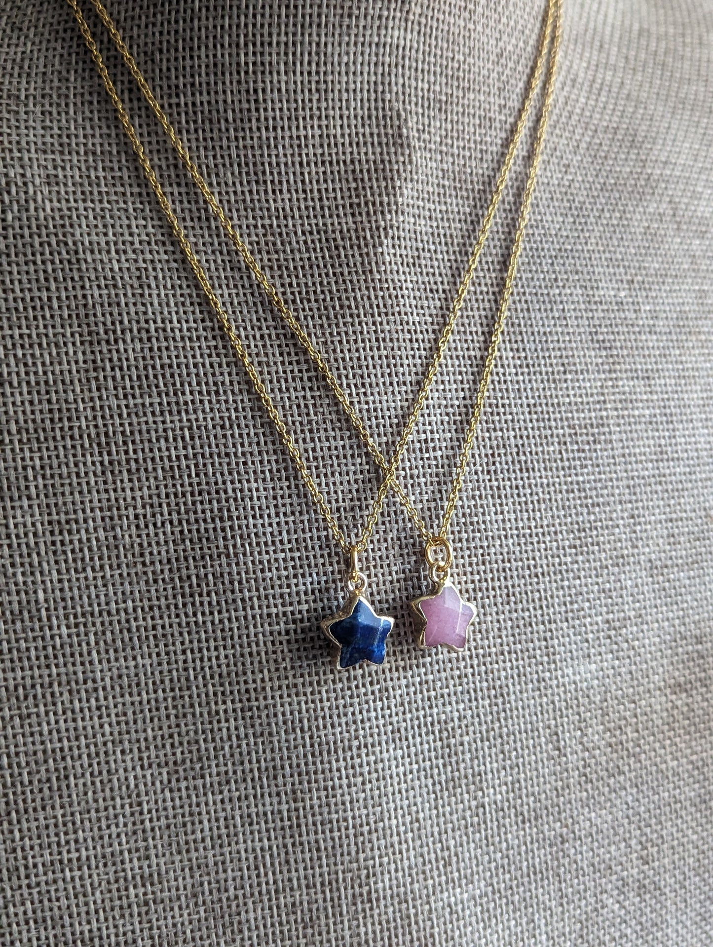 Collar de acero inoxidable dorado con estrella de piedras preciosas