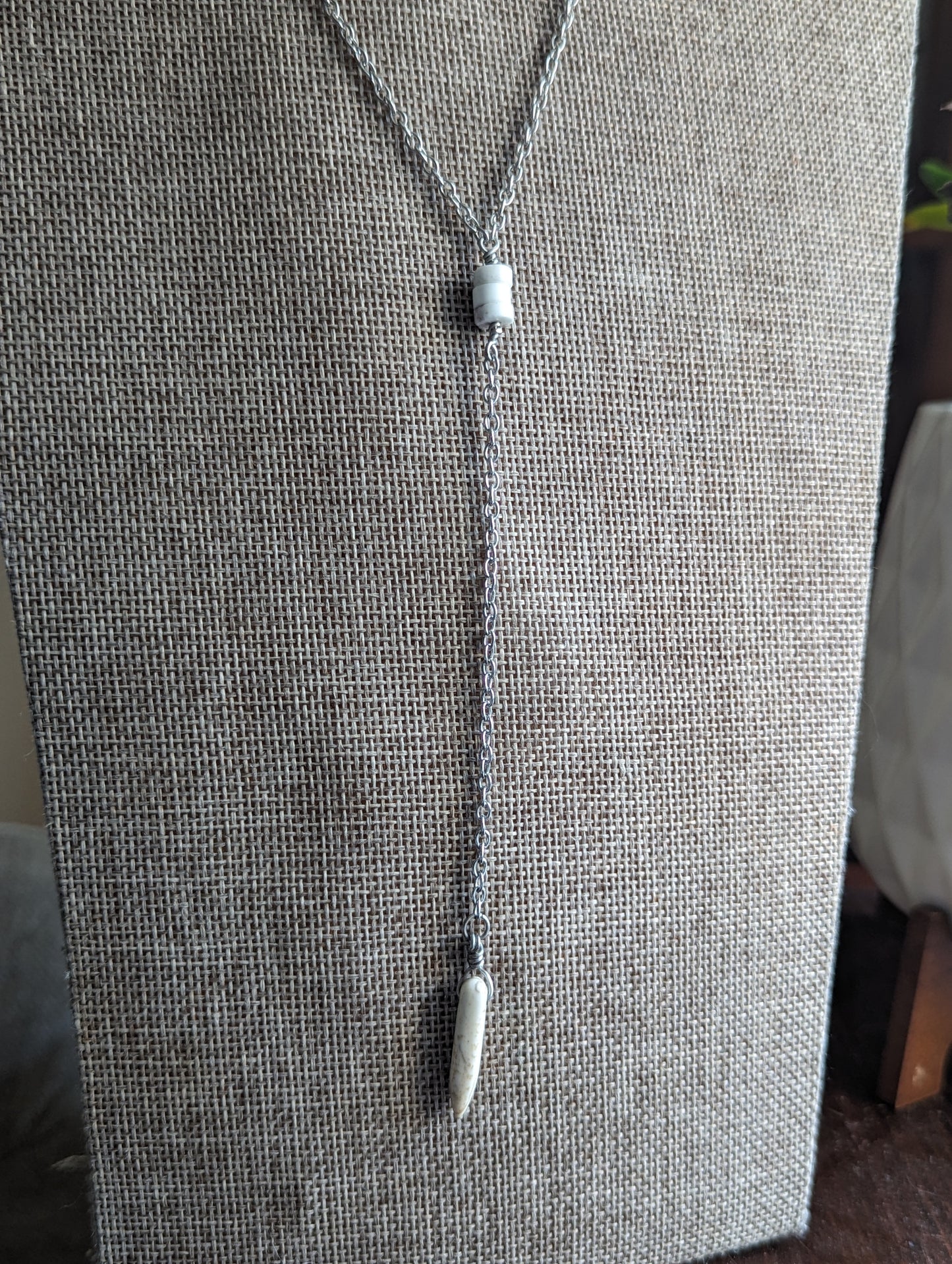 Collar de lazo de howlita blanca