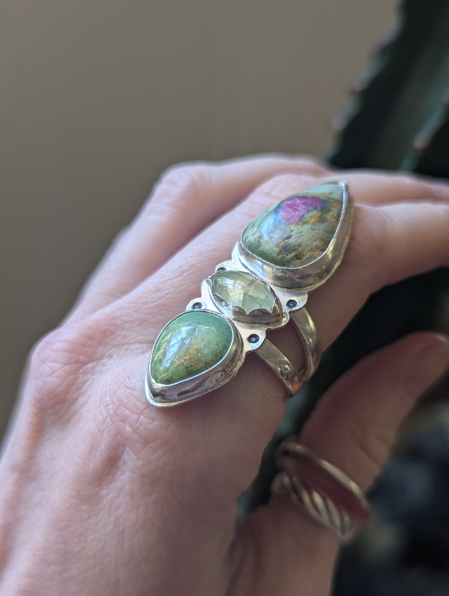 Anillo de plata de ley con rubí, fucsita, prehnita y turquesa - Talla 9