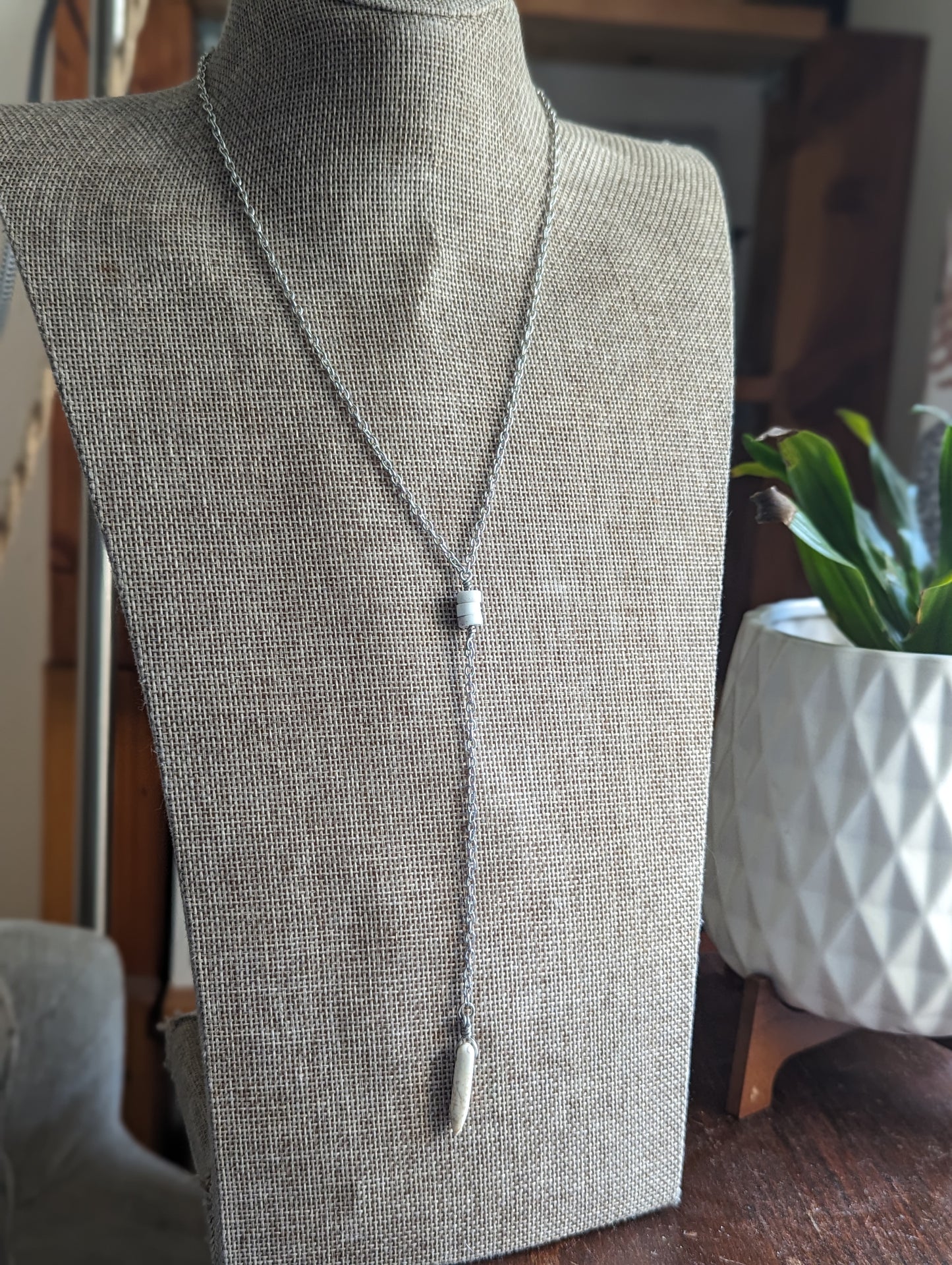 Collar de lazo de howlita blanca