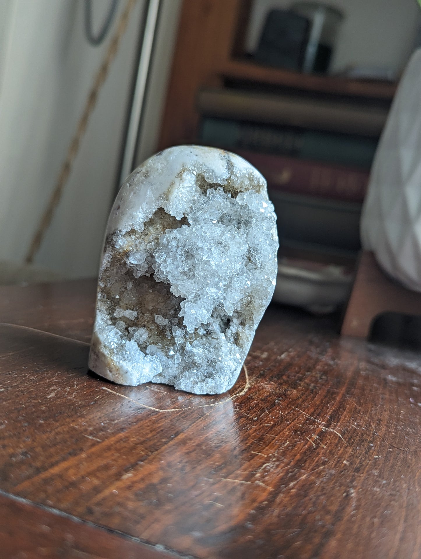 Huevo de cuarzo cristalino Druzy de bolsillo pulido