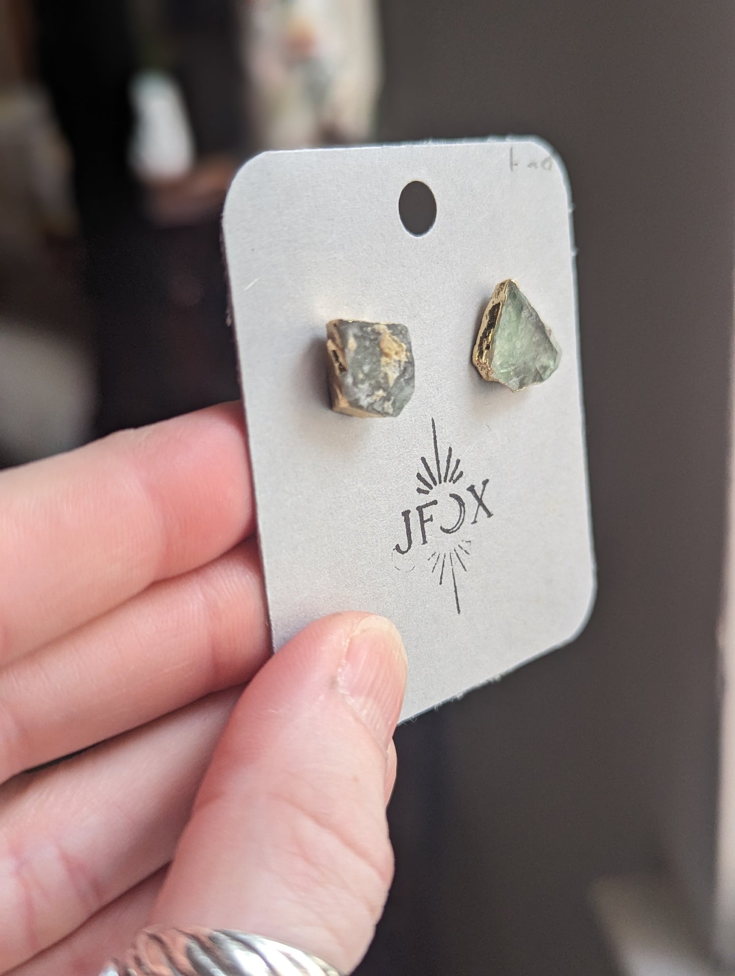 Pendientes de piedras preciosas en bruto (varios estilos disponibles)