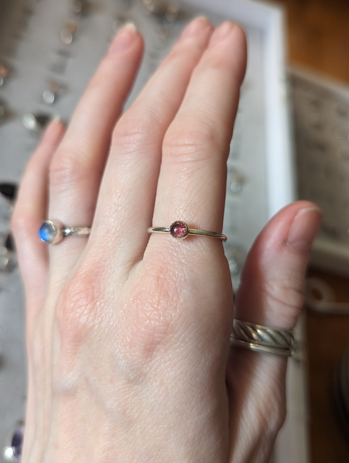 Anillo apilable de turmalina rosa de 4 mm (varios tamaños disponibles)
