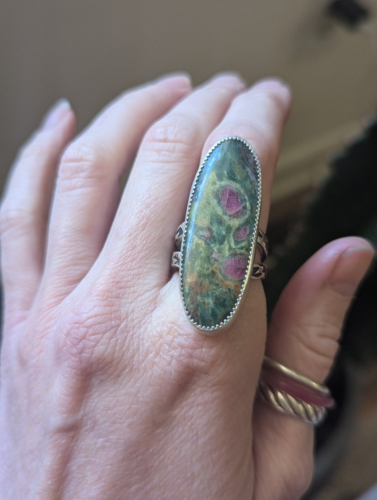 Anillo ovalado largo de plata de ley con rubí y fucsita - Talla 8.5