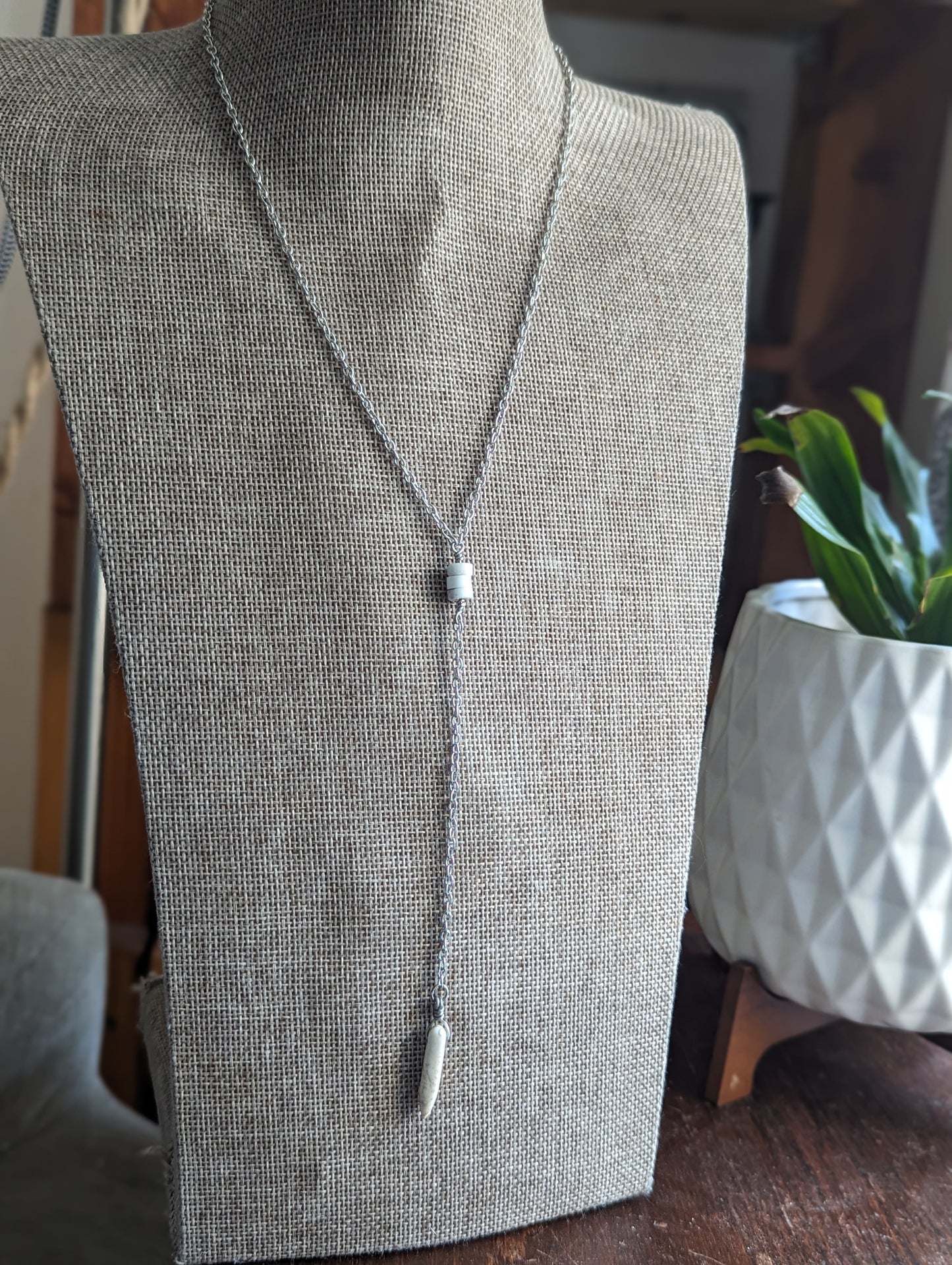 Collar de lazo de howlita blanca