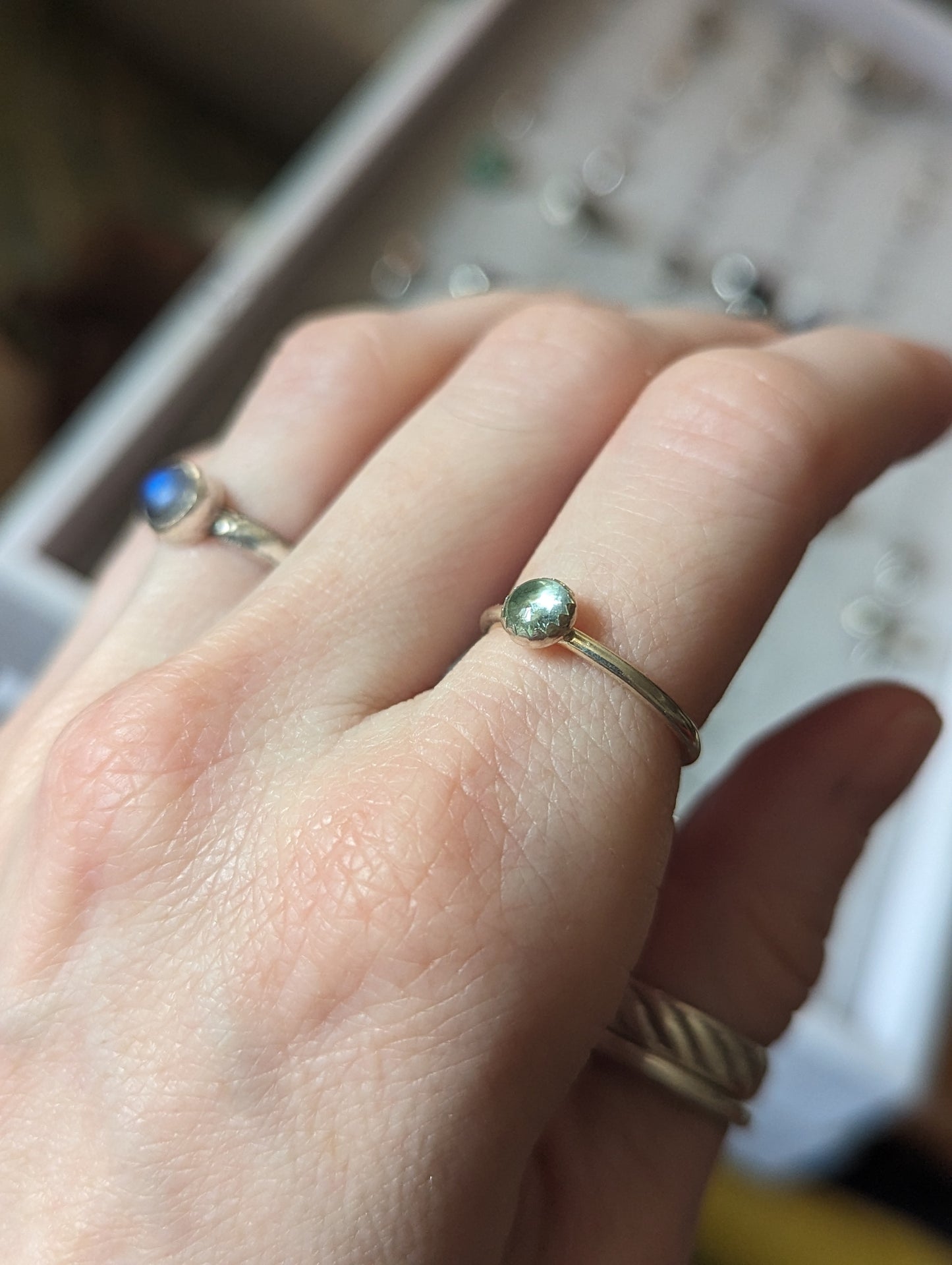 Anillos apilables de plata con aguamarina clara de 5 mm (varios tamaños disponibles) MTO