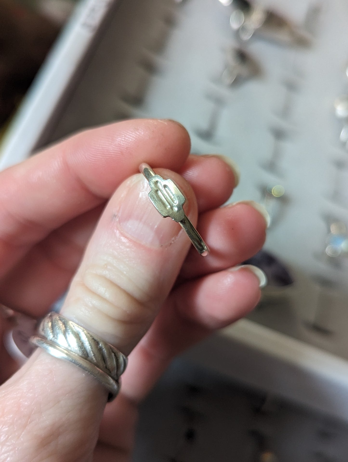 Anillo de plata apilador con estampado de línea (varios tamaños disponibles) MTO