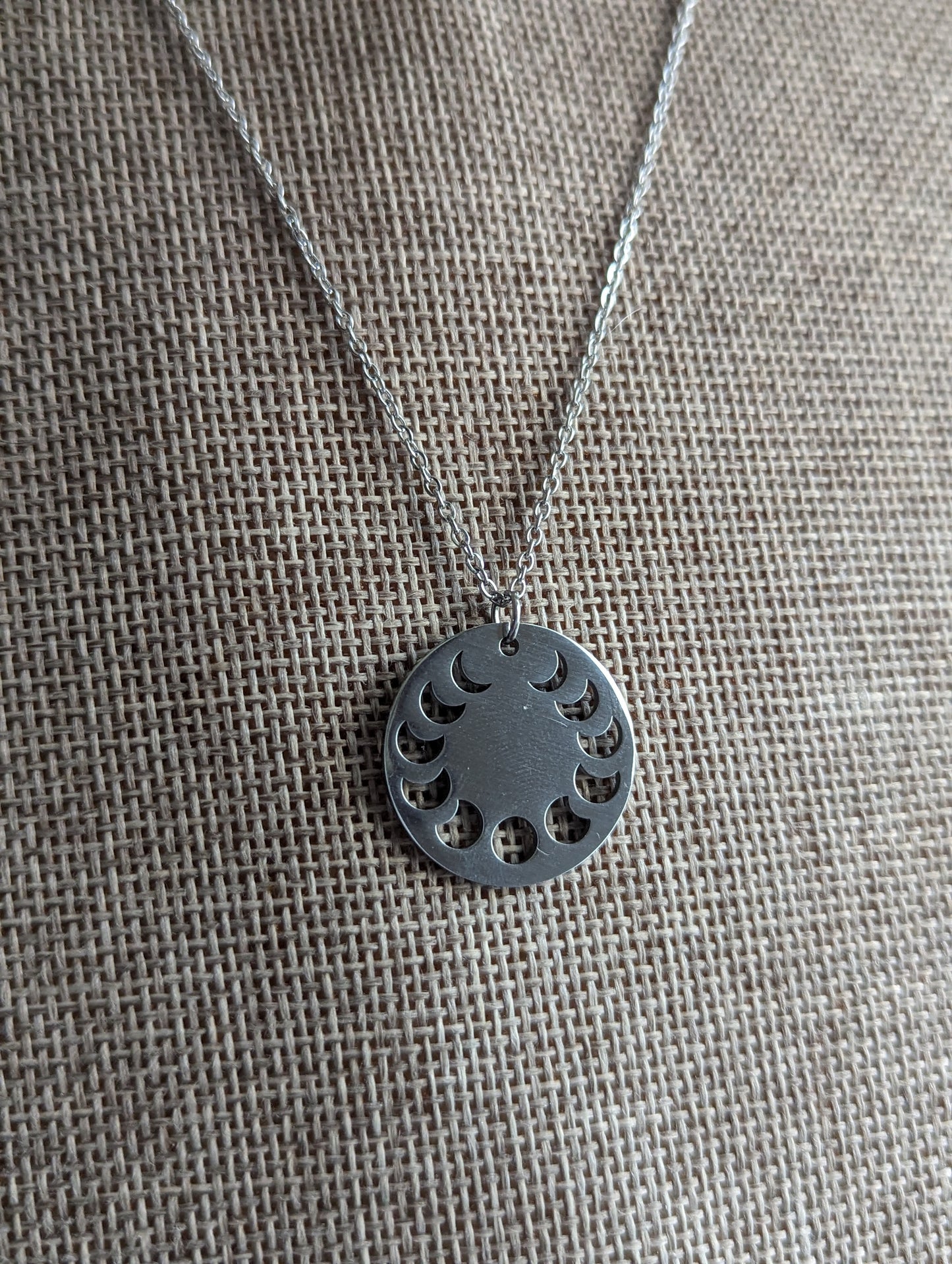 Collar talismán de fase lunar (oro o plata)