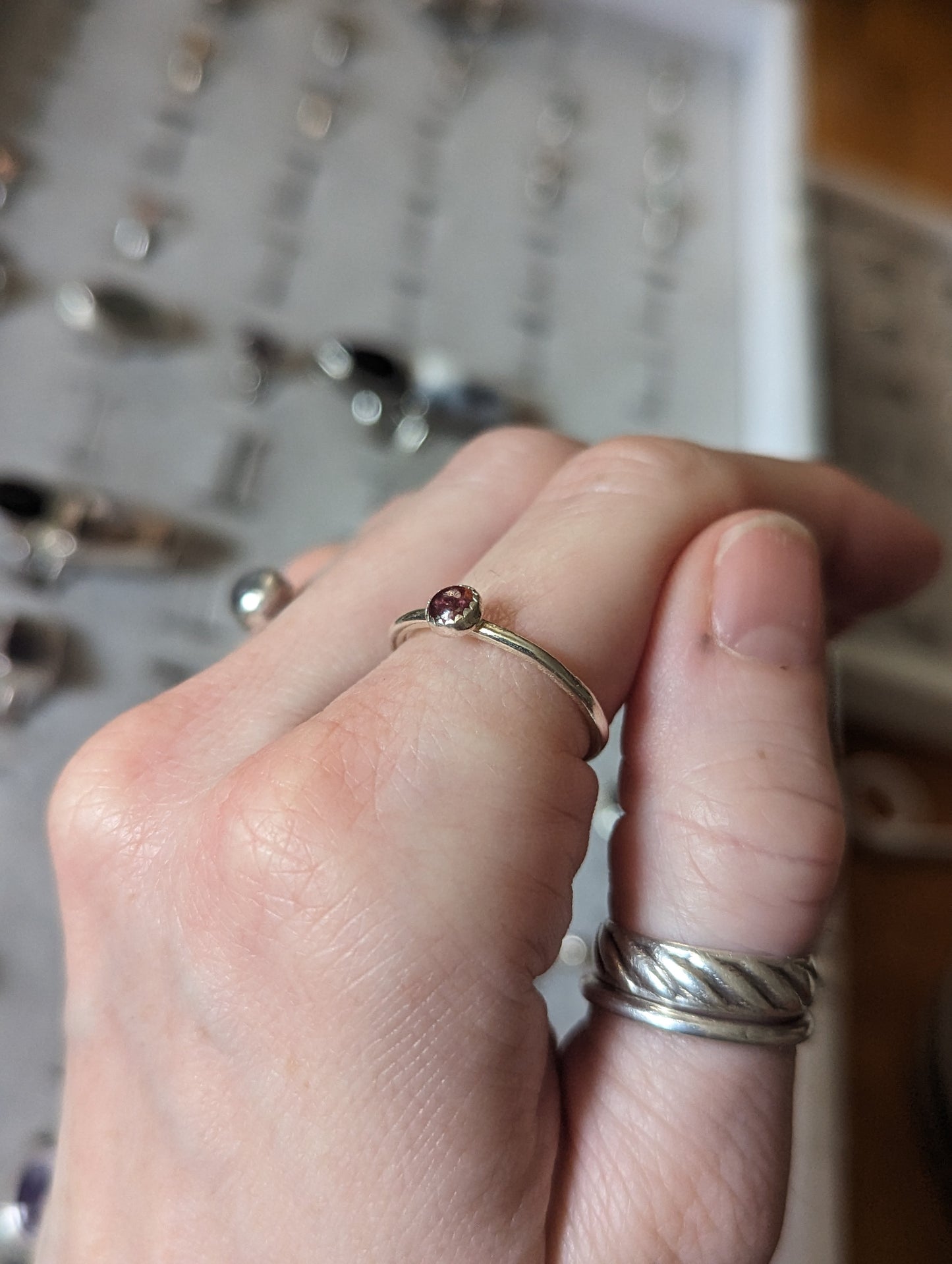 Anillo apilable de turmalina rosa de 4 mm (varios tamaños disponibles)